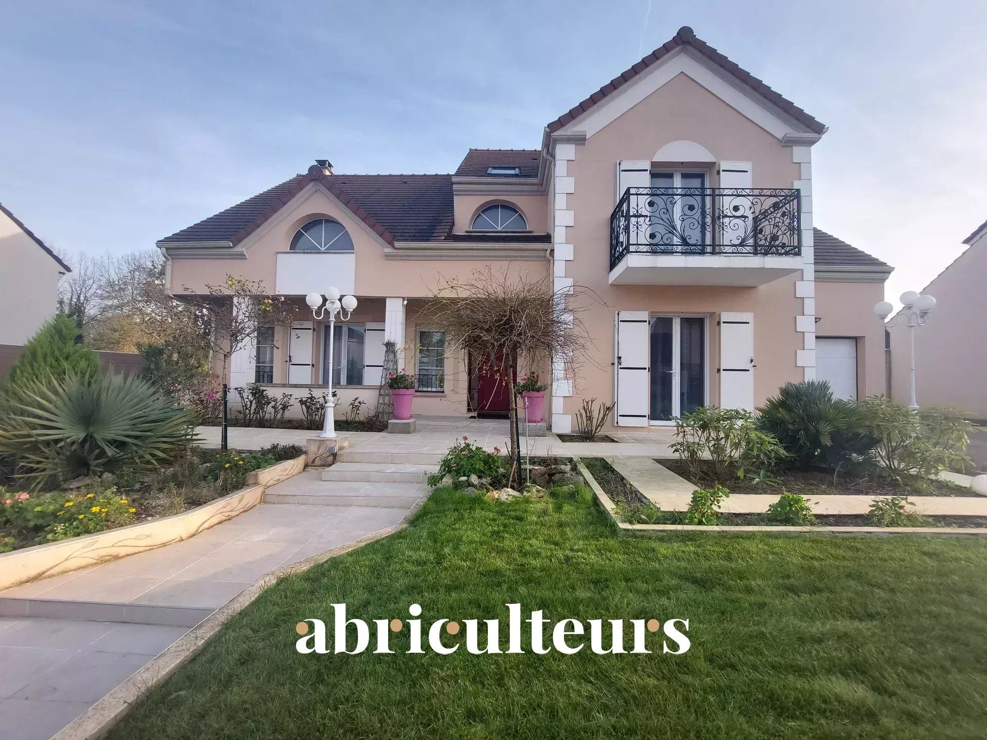 Maison de 212 m2 récente de 2015  à Nanteuil-lès-Meaux - Idéal pour les familles.