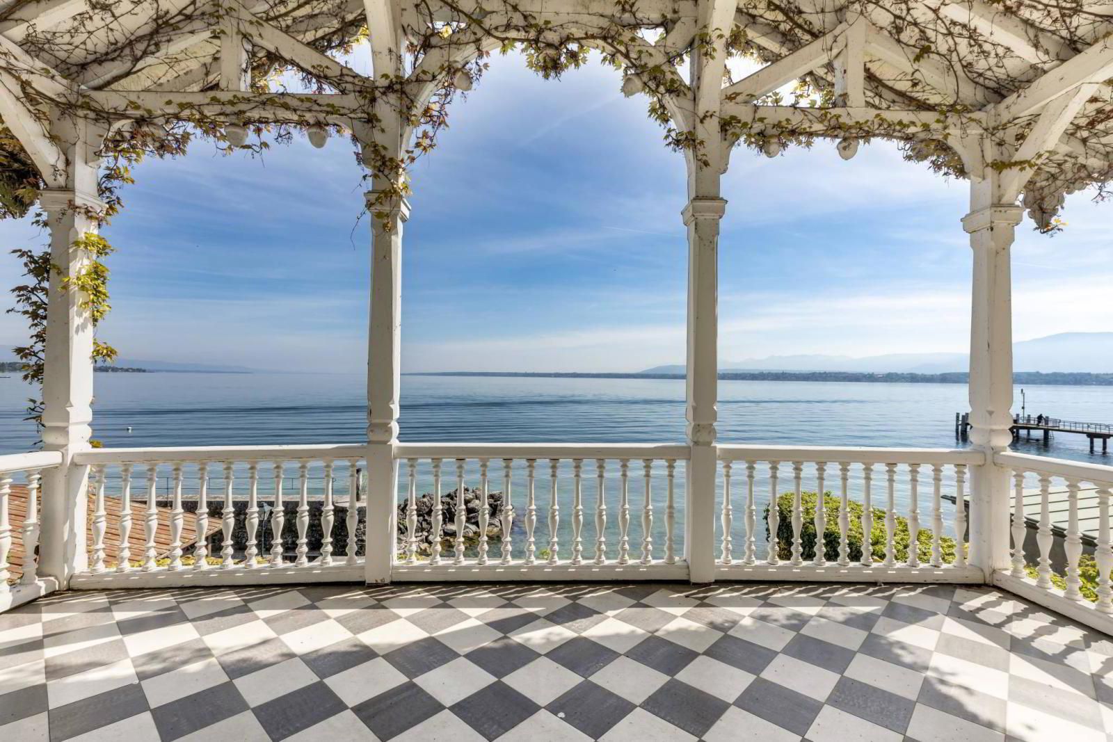 Magnifique maison de maître pieds dans l'eau avec dépendance et port privé