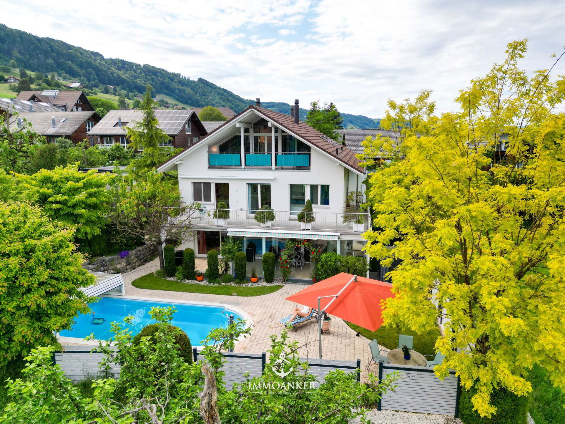 7.5-Zimmer-Einfamilienhaus in Kaufdorf: 347 m² Wohnfläche auf 874 m² Grundstück mit Pool und Wellnessbereich