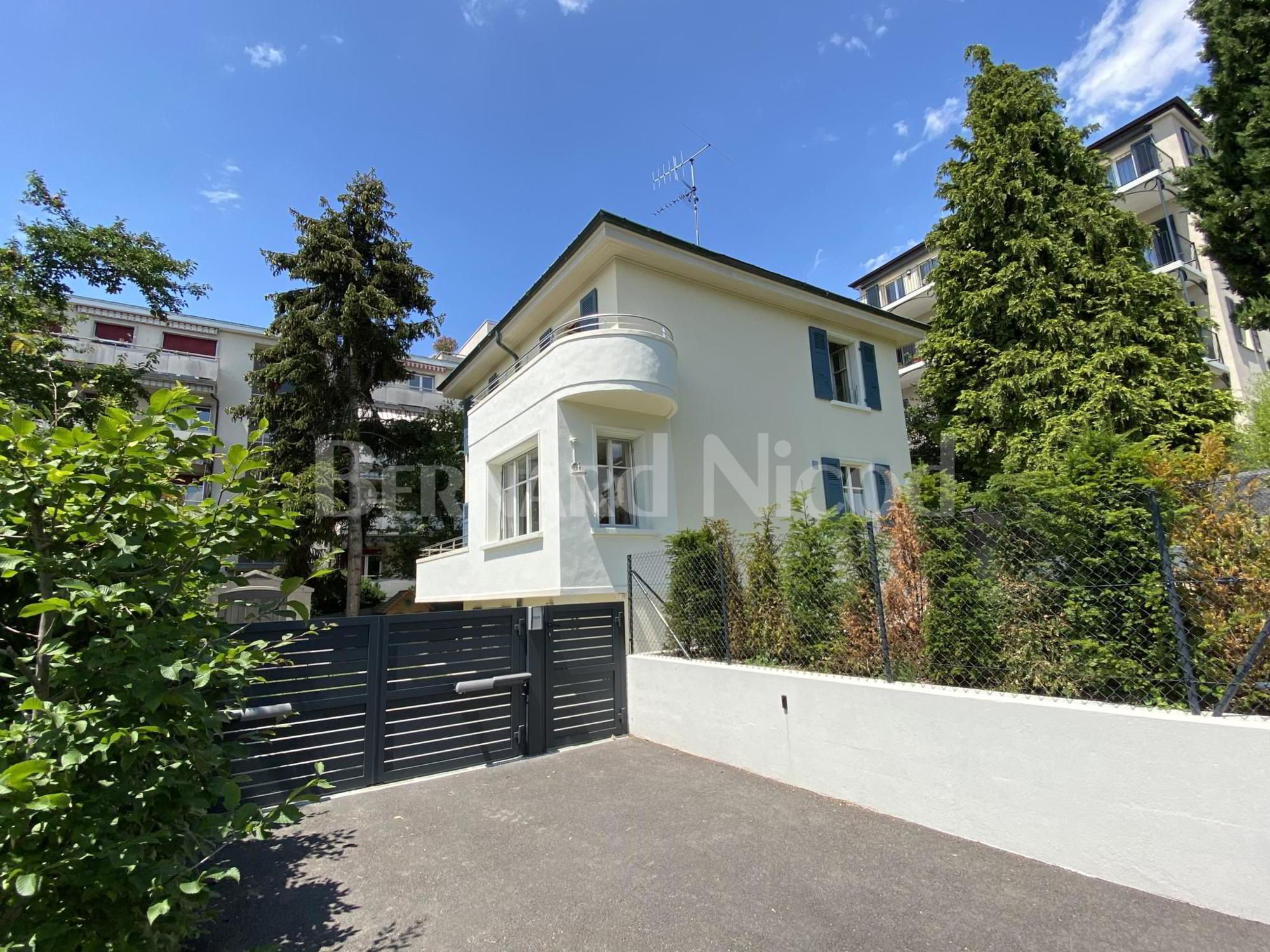 Detached house under the station with garden