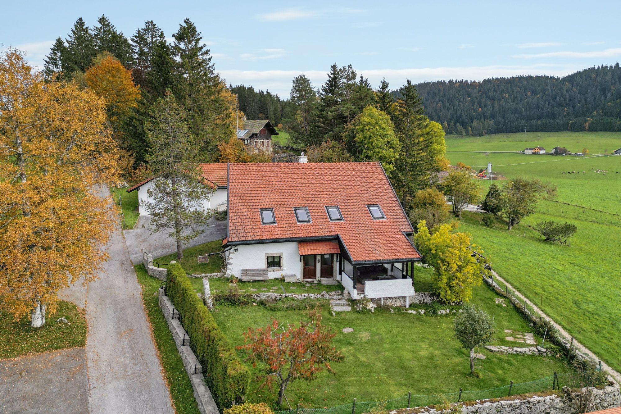 Authentique ferme Neuchâteloise rénovée en bordure de zone agricole