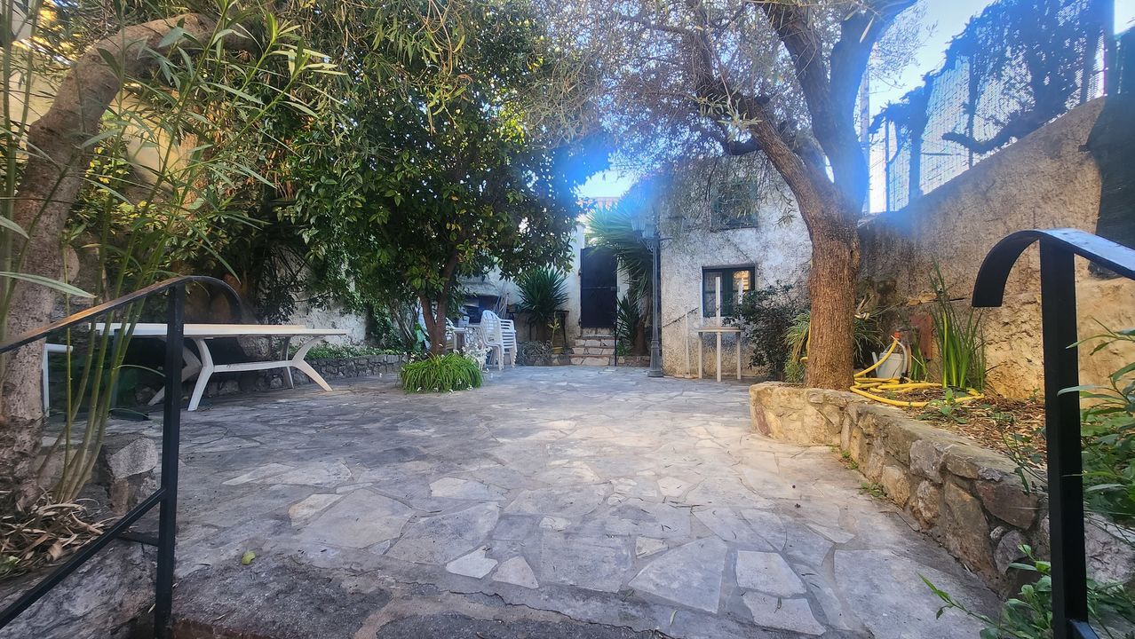 MAISON DE MAÎTRE AVEC JARDIN ET TERRASSE