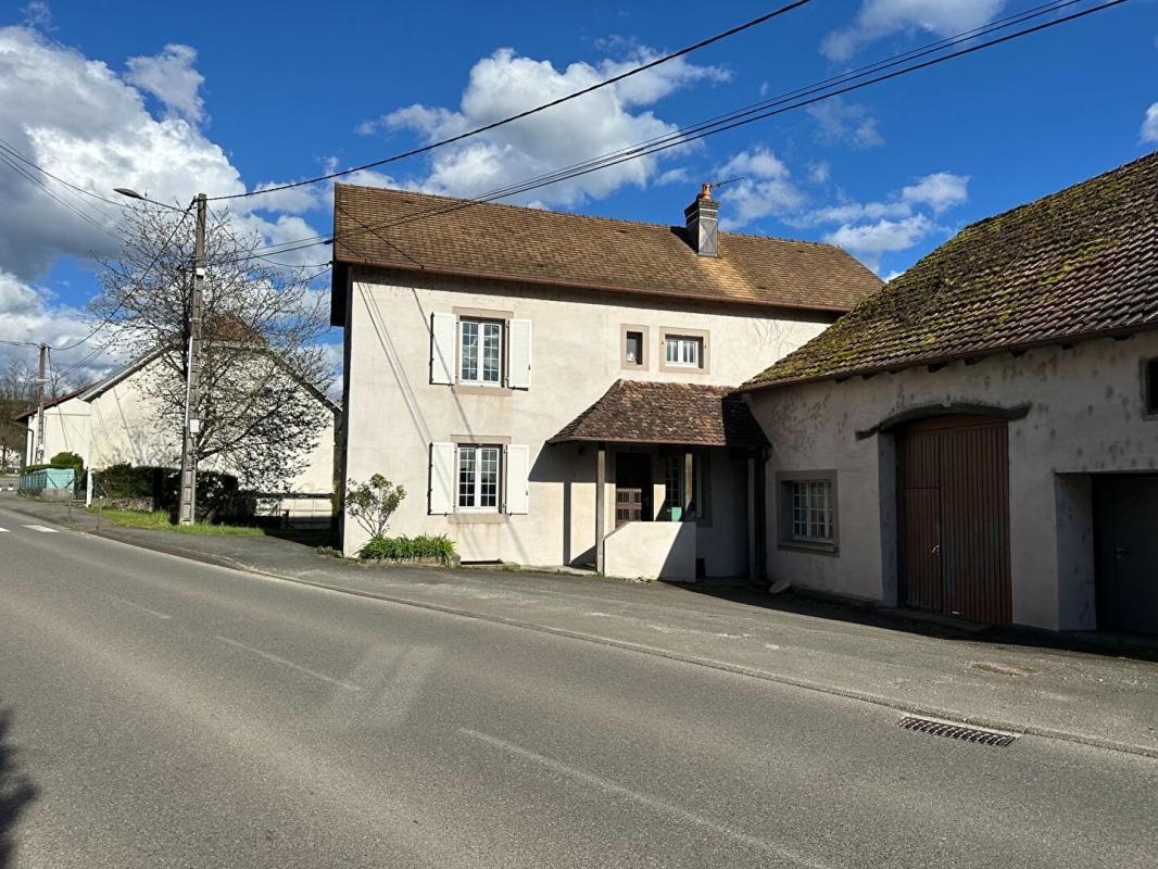 Maison de village type 5 de 122 m2 à rénover sur 1541 m2 de terrain