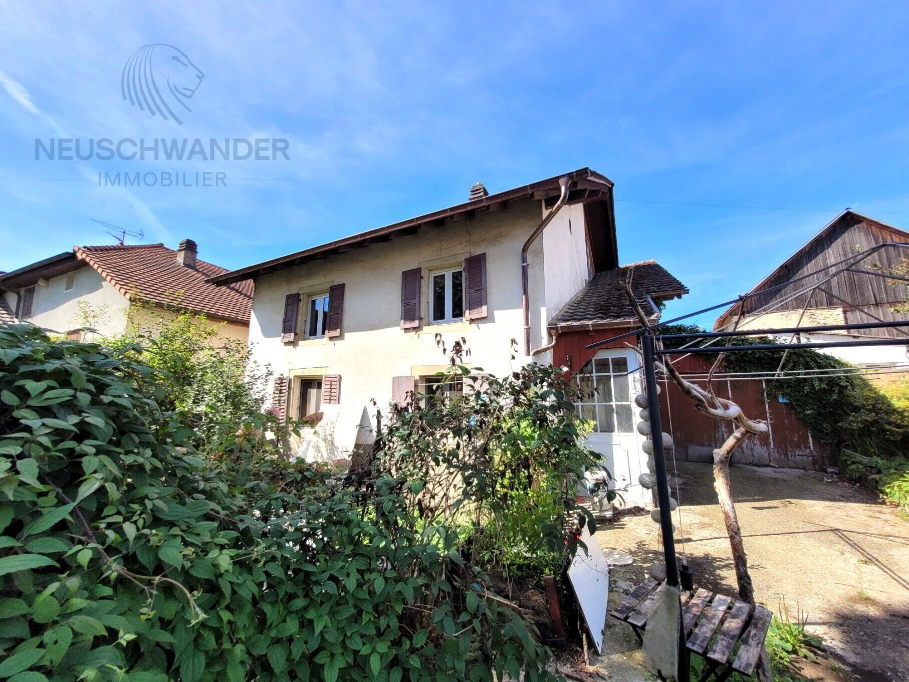 Located in the center of the village, house in need of complete renova