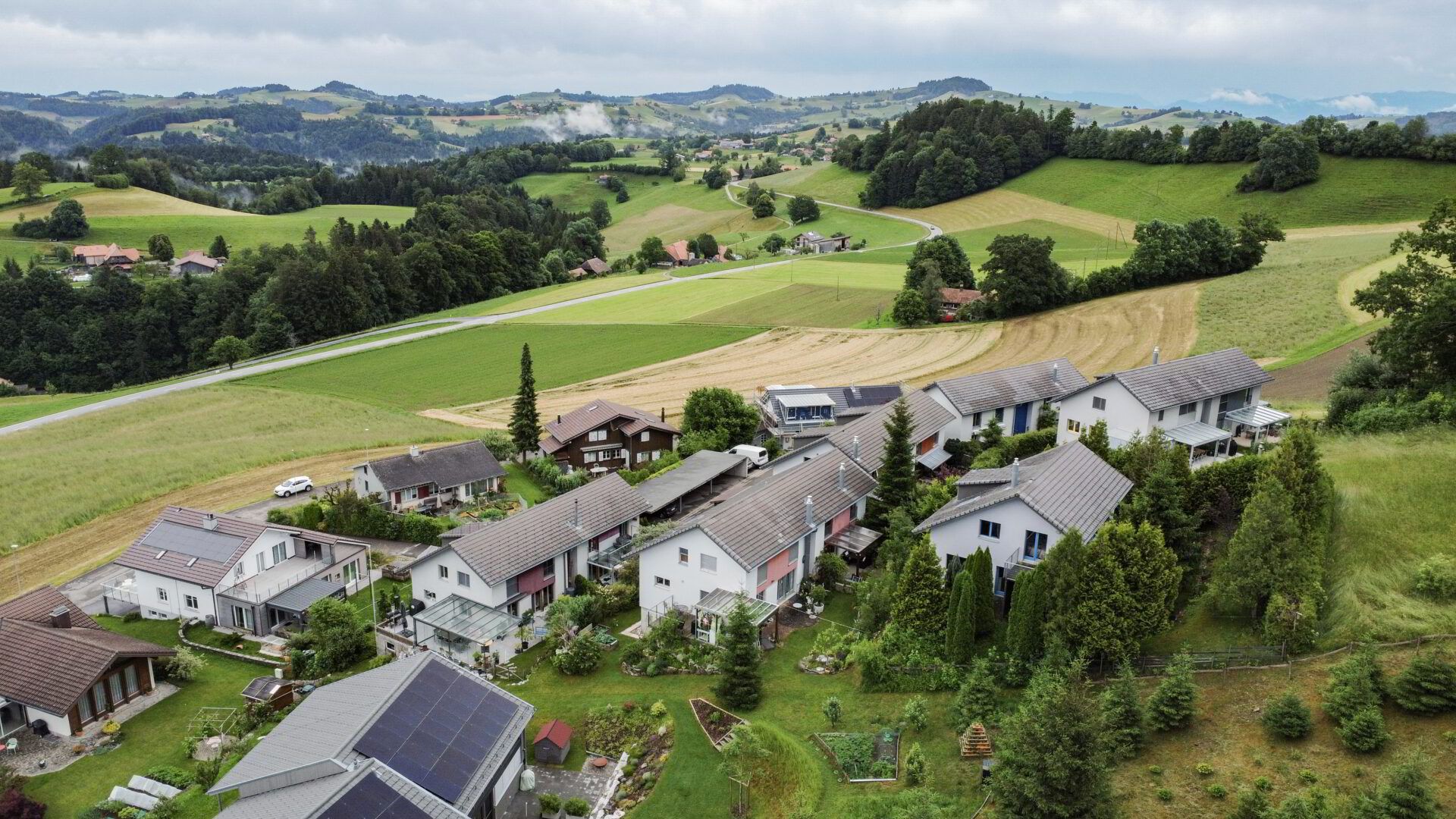 UMGEBEN VON WALD UND WIESE