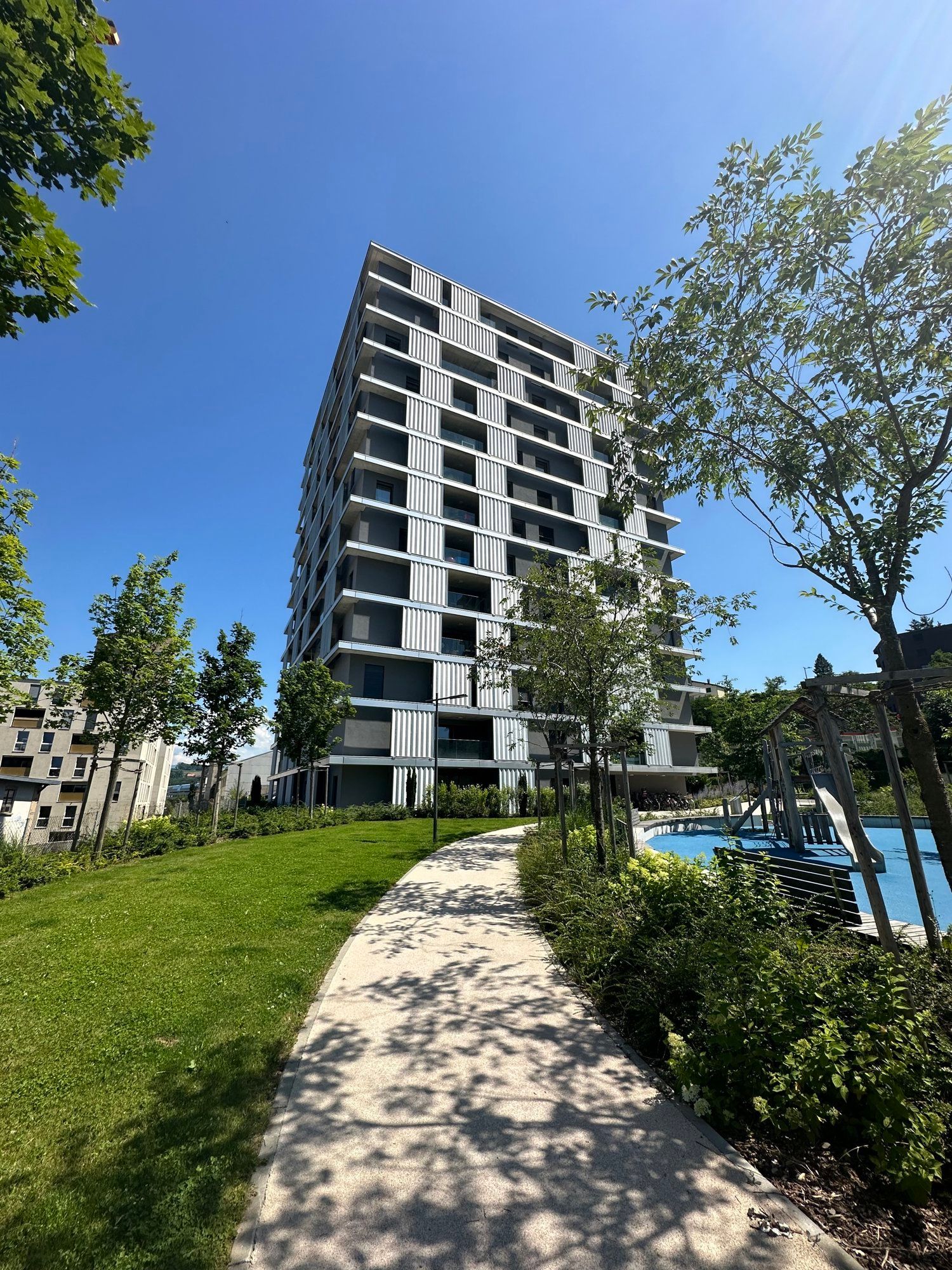 Très bel appartement moderne de 2,5 pièces avec balcon