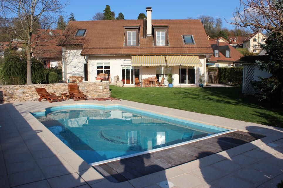 Magnifique villa individuelle avec une allée, un jardin et une piscine