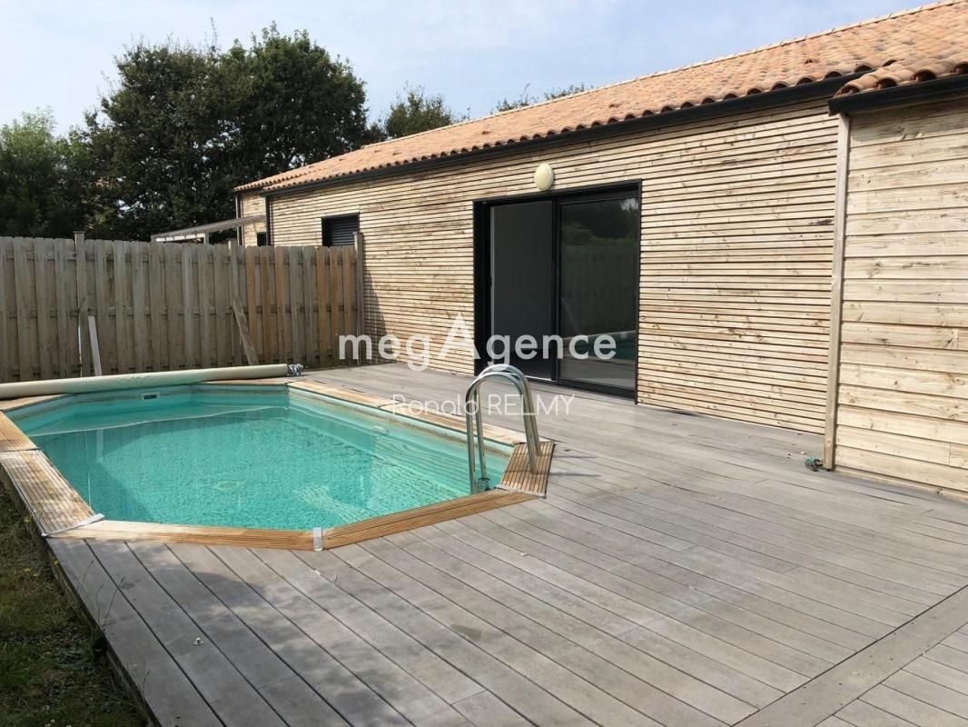 Entre golf et plage, à deux pas des commerces, cette maison en bardage en bois de 2013 allie élégance et emplacement d’exception