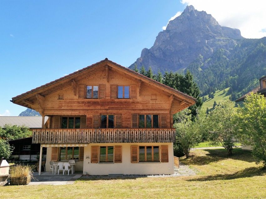 schönes Chalet mit zwei Wohnungen und grossem Garten