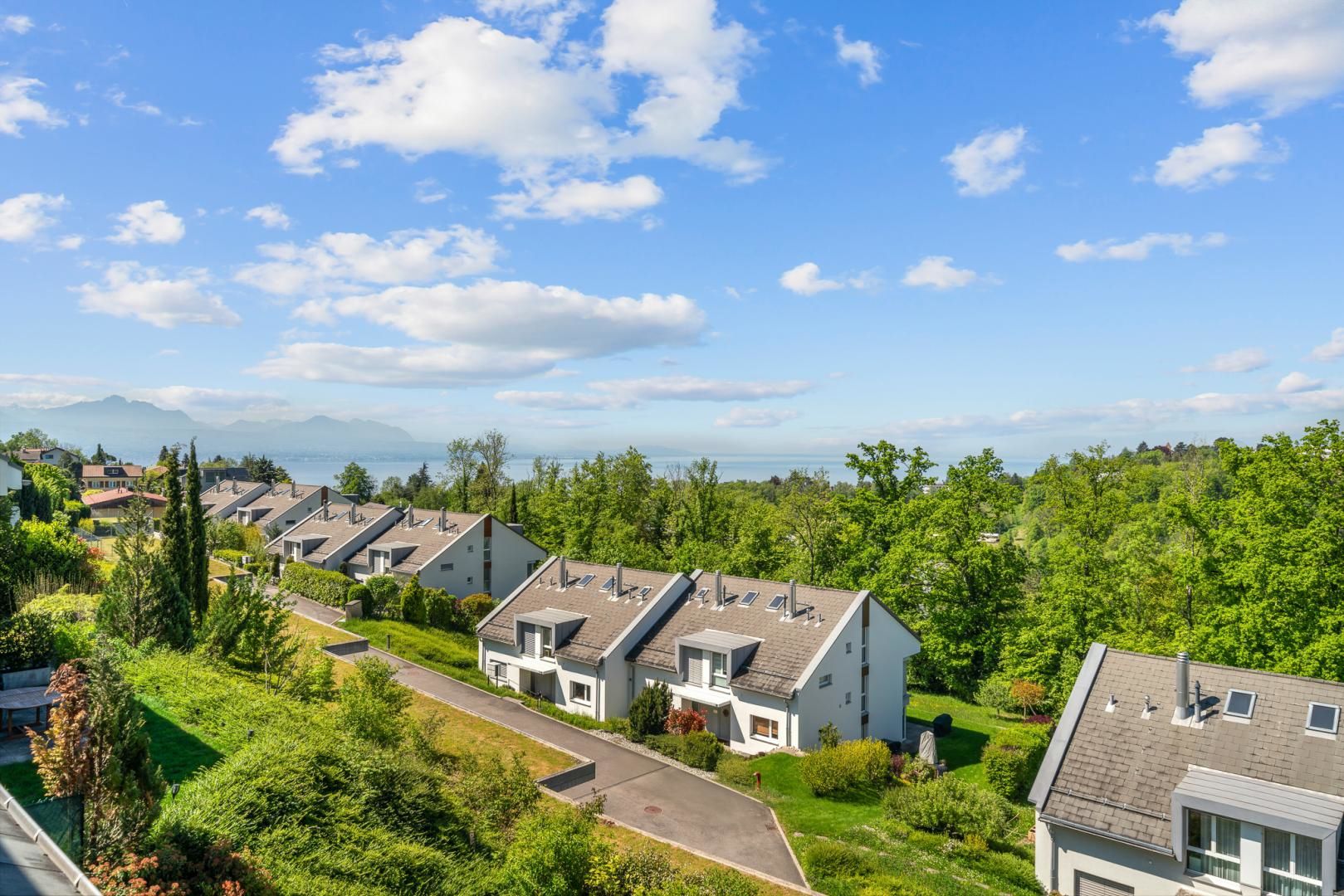 COUP DE COEUR GARANTI ! VILLA JUMELLE AVEC GRAND JARDIN ET VUE LAC