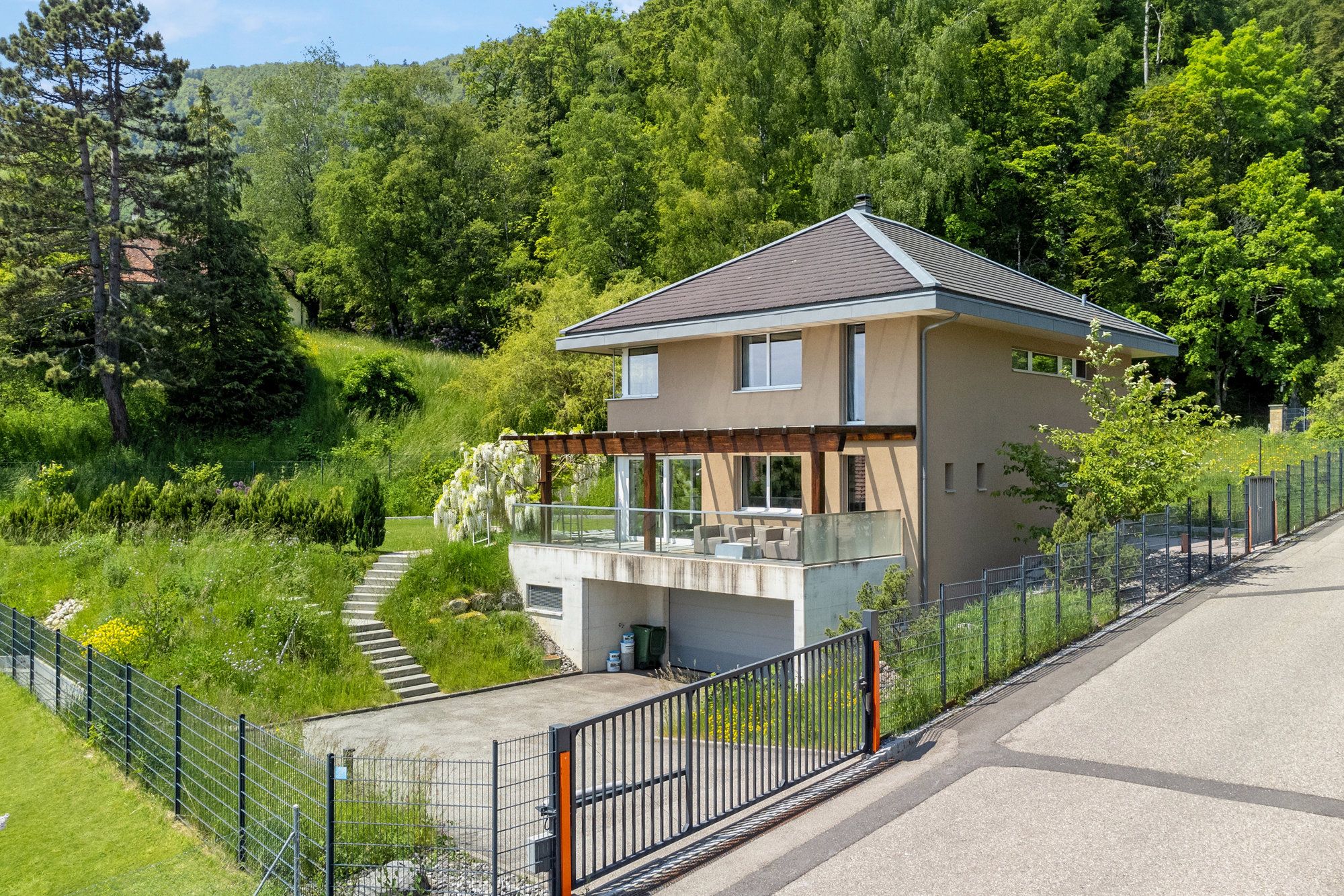 Villa de standing dans un écrin de verdure avec vue sur les Alpes