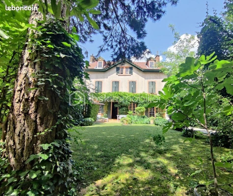 Maison INDIVIDUELLE de 7 pièces 186 m² avec jardin