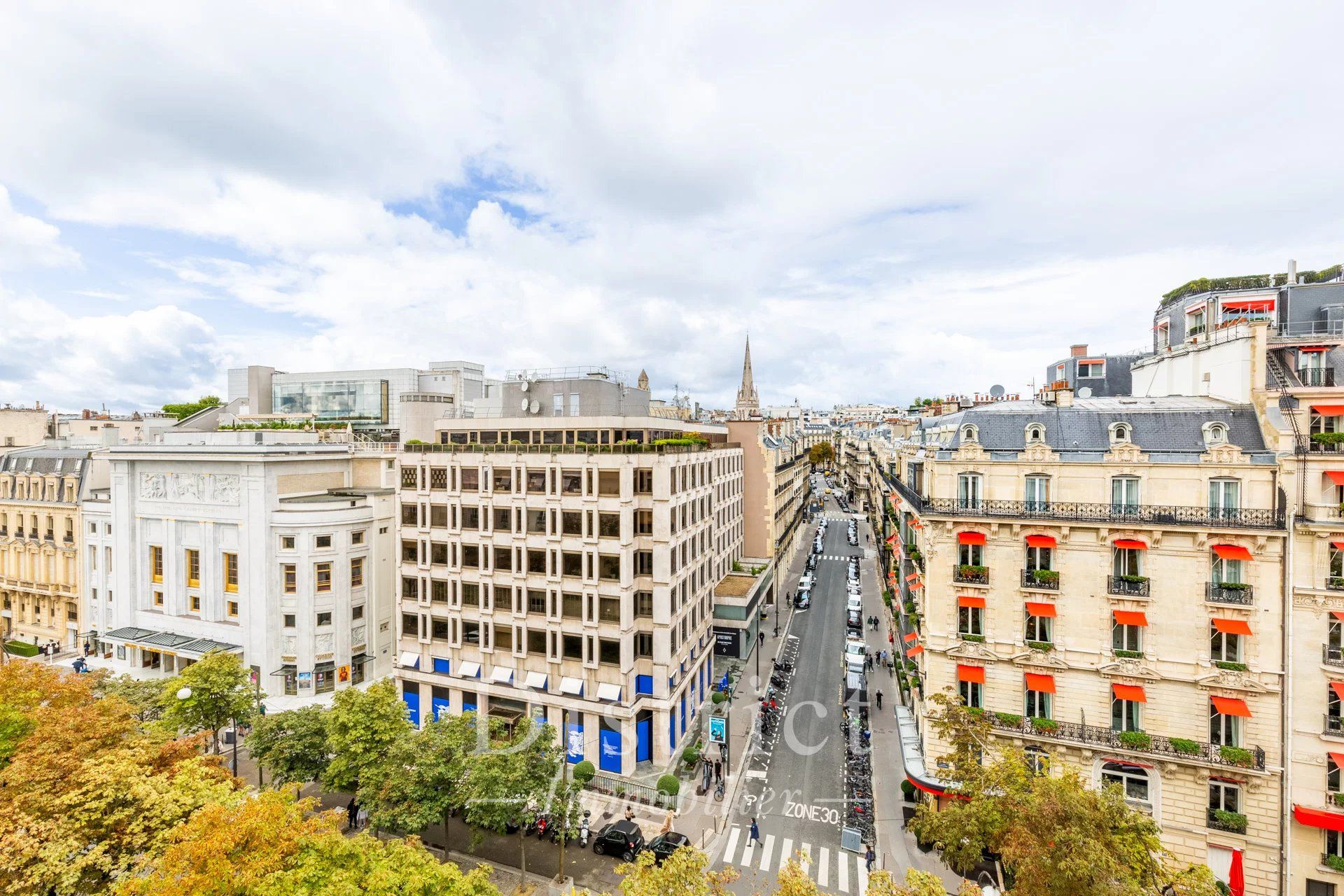 Situation exceptionnelle - Avenue Montaigne face au Plaza Athénée! Parking dans l'immeuble.