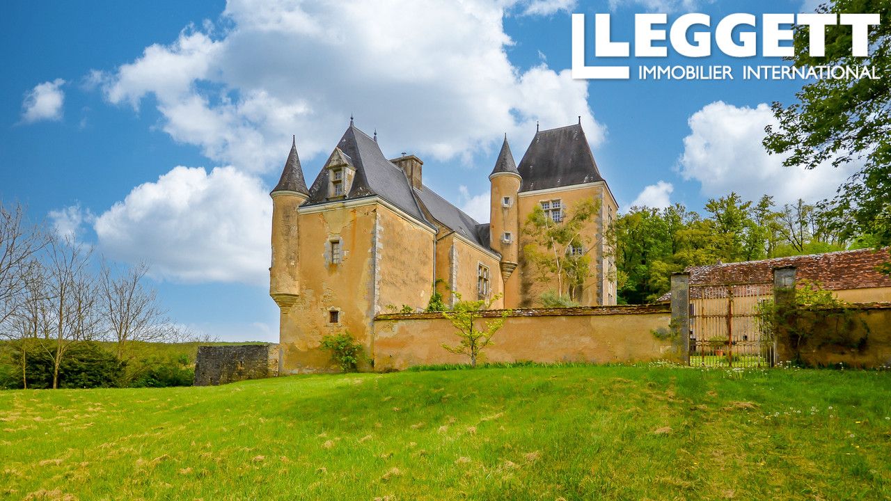 Un château authentique médiéval/renaissance, cour et dépendances surplombant une belle vallée, avec 25 ha