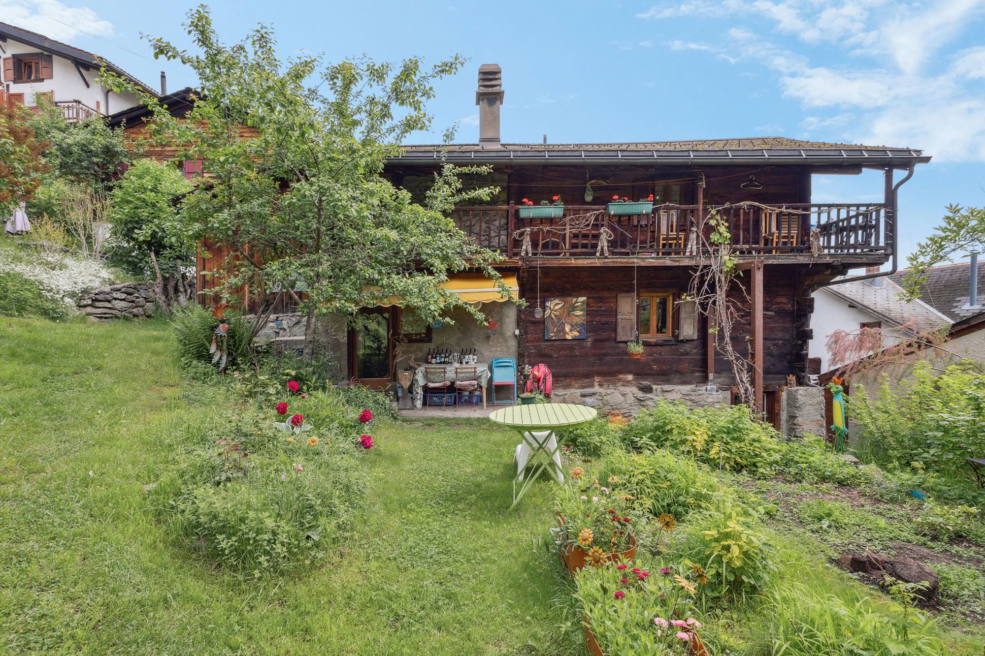 Charmant chalet à Salvan avec jardin fleuri et histoire fascinante