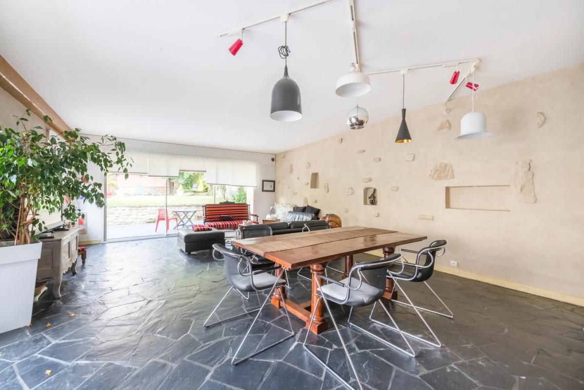 Spacieuse Maison Familiale de 11 Pièces, 280 m² avec Jardin et Piscine à Maule