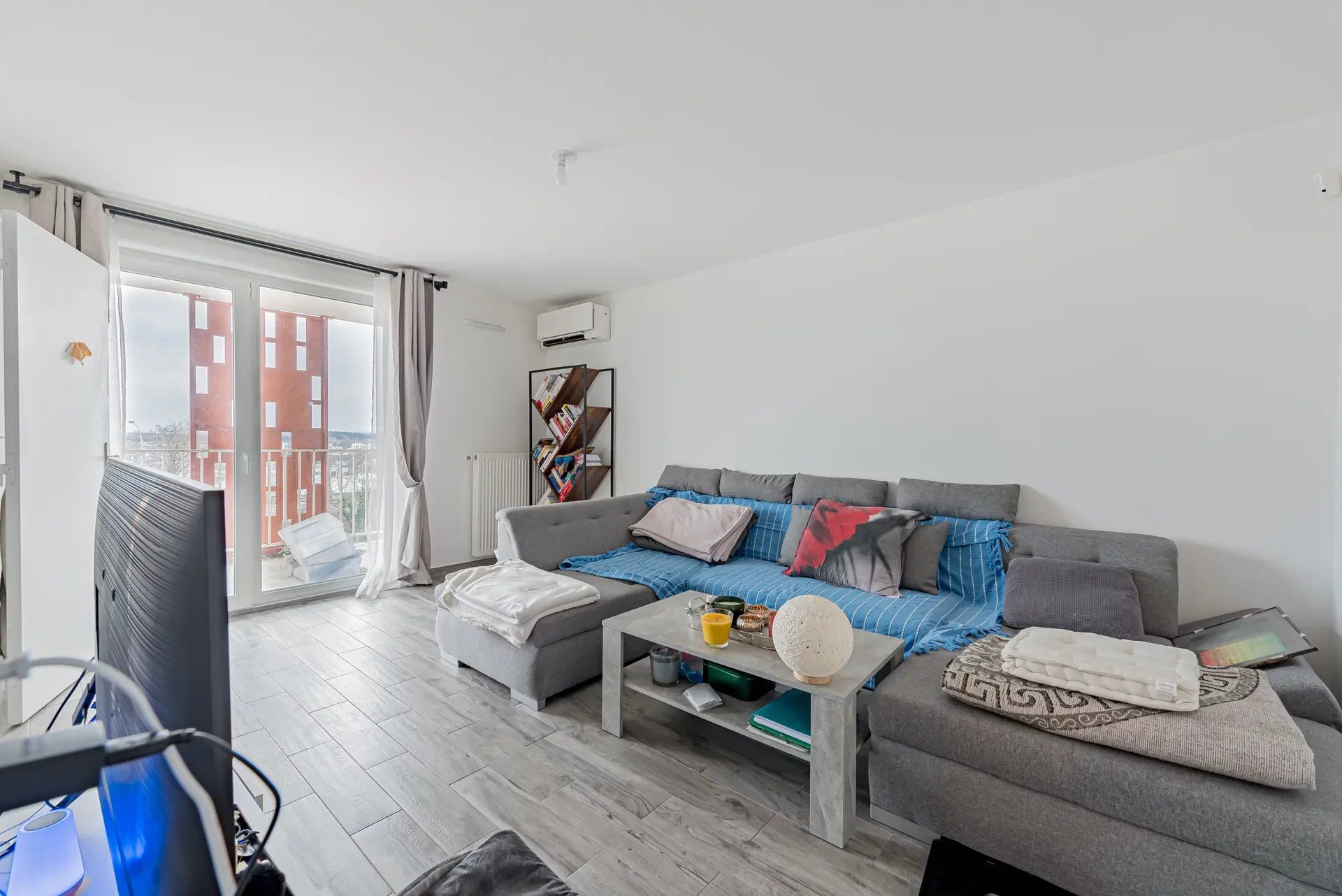 Appartement lumineux de 68m2 avec 2 chambres et balcon, situé à Stains