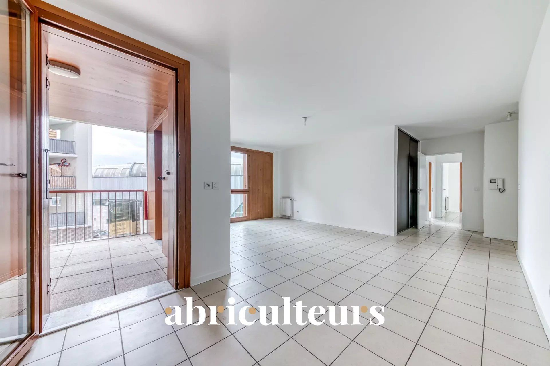 Appartement de 4 pièces de 80 m2 en vente à Lyon 8ème arrondissement avec parking et balcon - Idéal pour familles ou investisseurs.