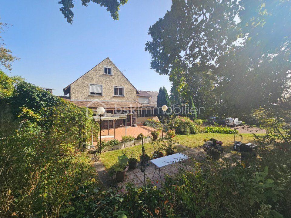 Maison avec sous-sol et vaste terrain