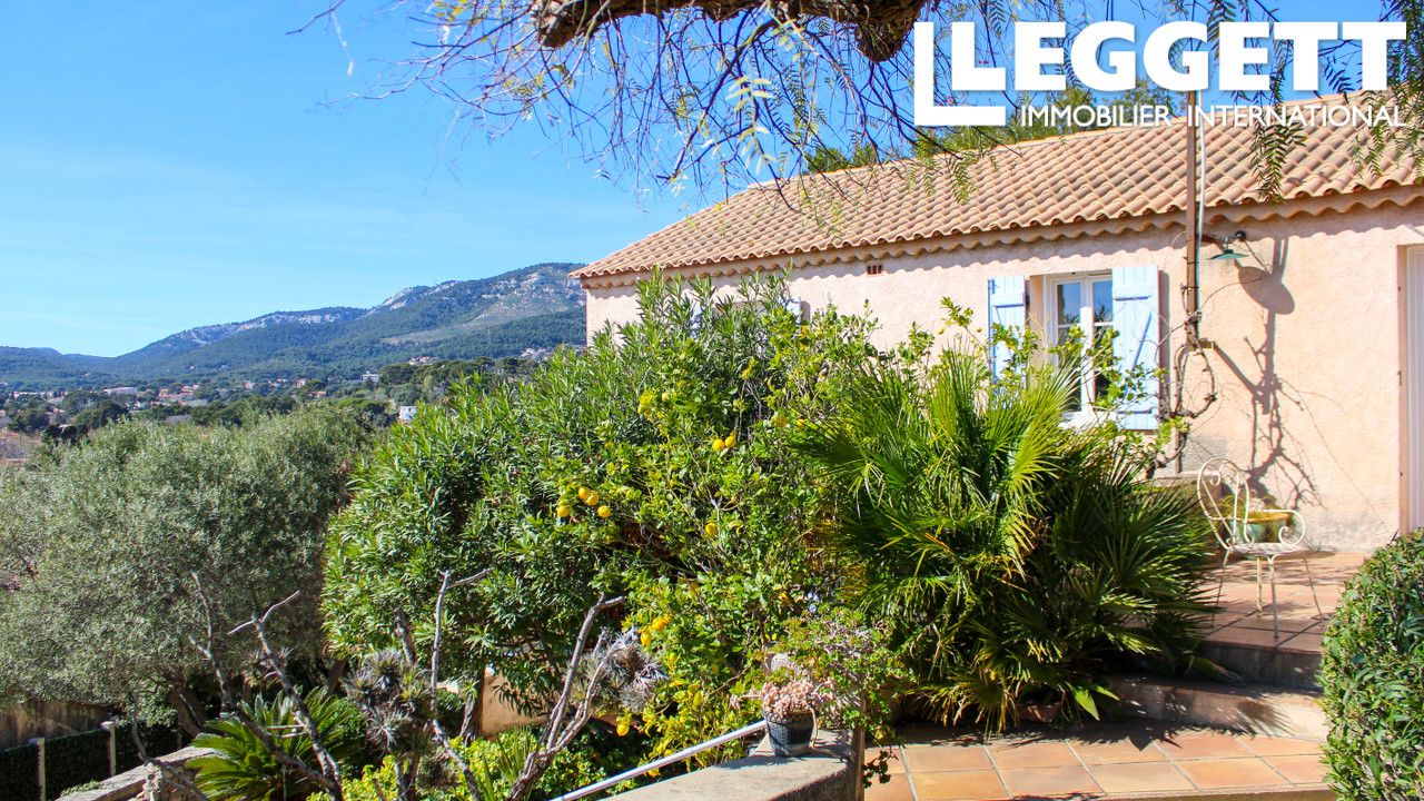 Toulon ouest. Grande maison familiale classique avec vaste jardin et vue sur la mer. Rareté sur le marché