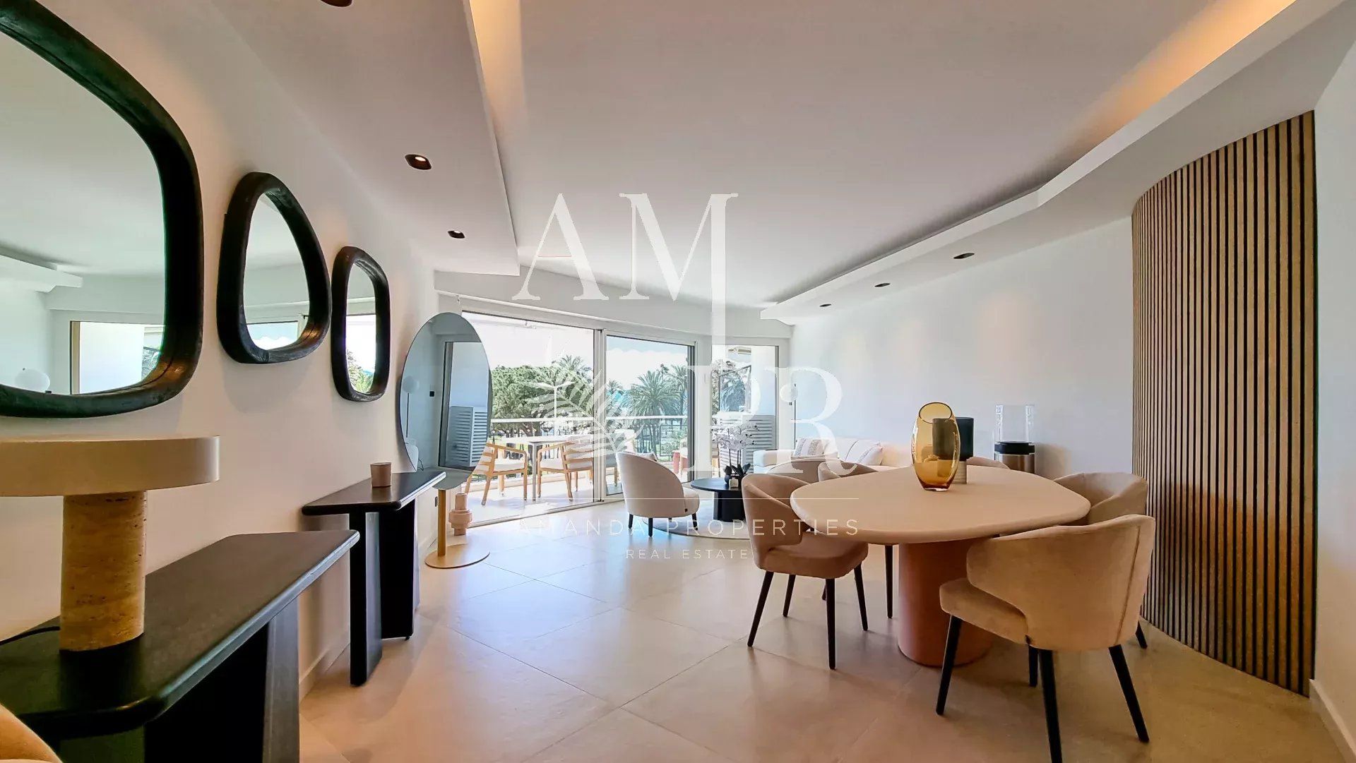 Cannes Pointe Croisette - Appartement 4 pièces de 95 m2 - Entièrement rénové