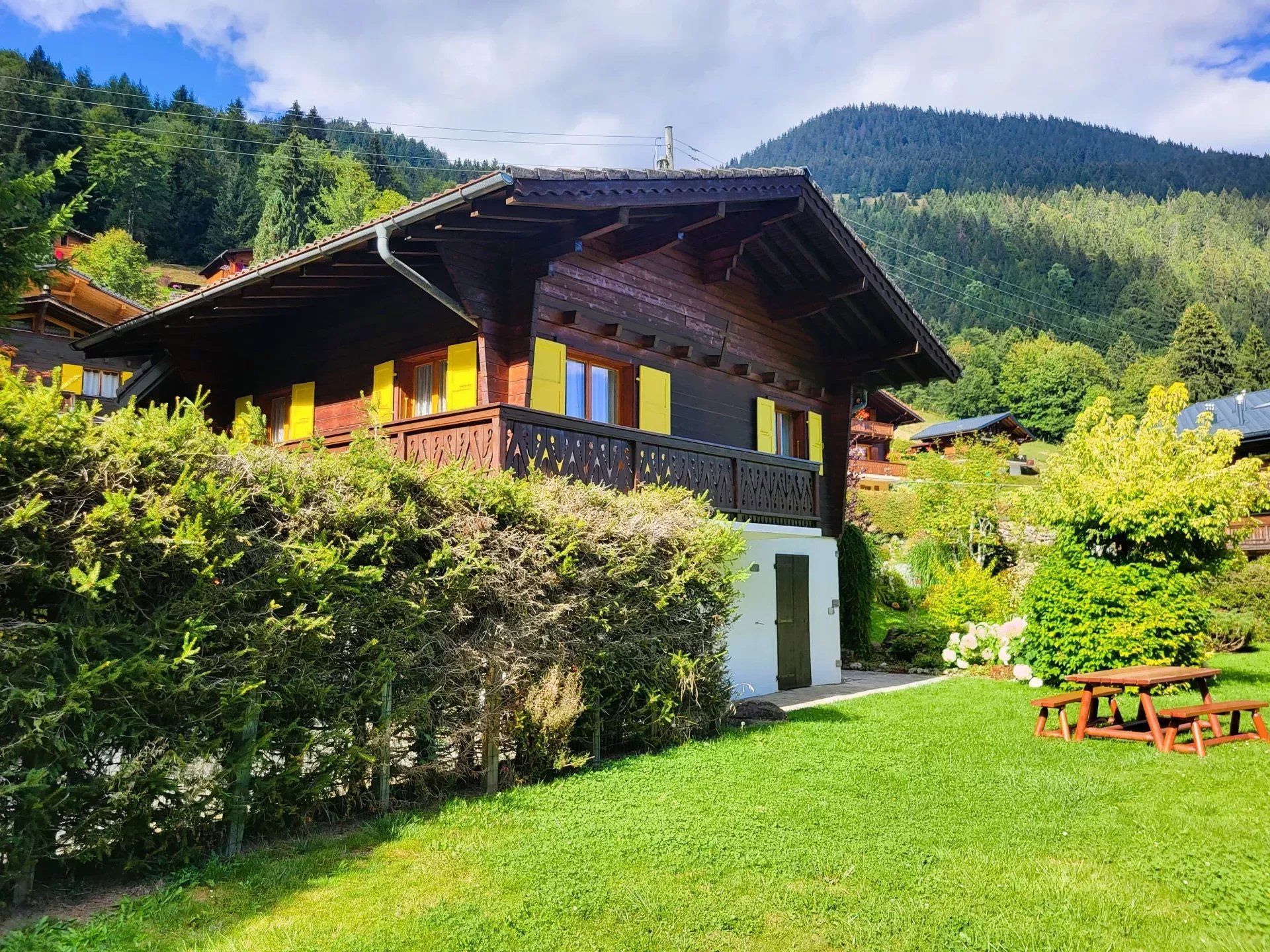 Charmant chalet avec balcon et spacieux jardin privé