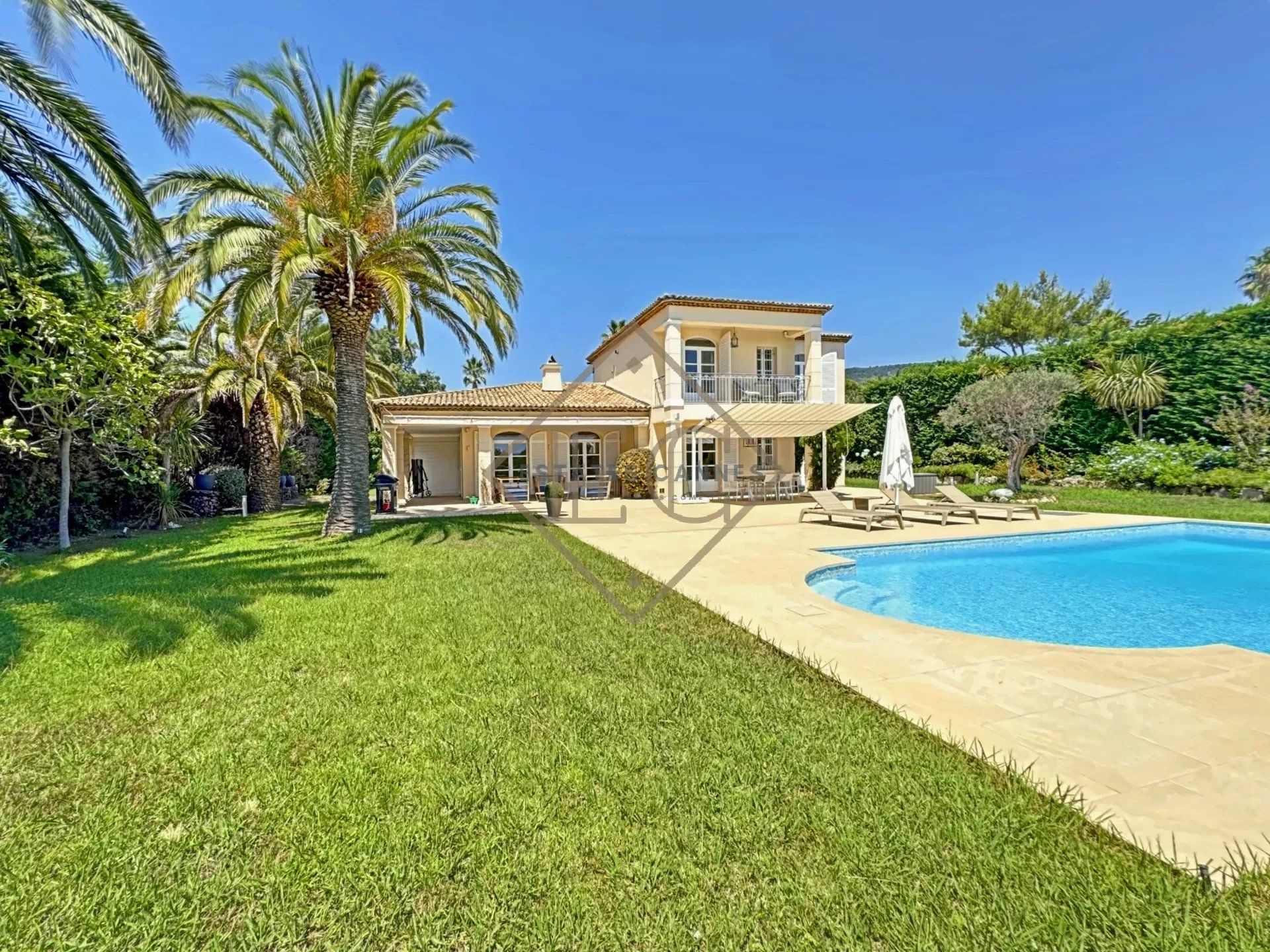 Magnifique villa rénovée, située dans un domaine sécurisé avec plage privée