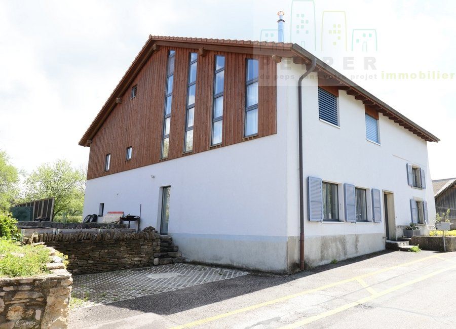 Restored farmhouse of 2 apartments, on the edge of farmland.