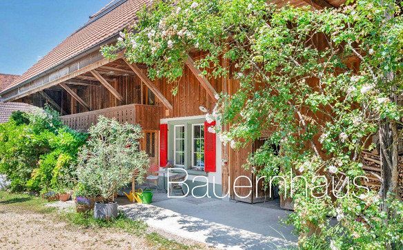 Hochwertig renoviertes Bauernhaus mit Pferdestallungen und Baulandr...