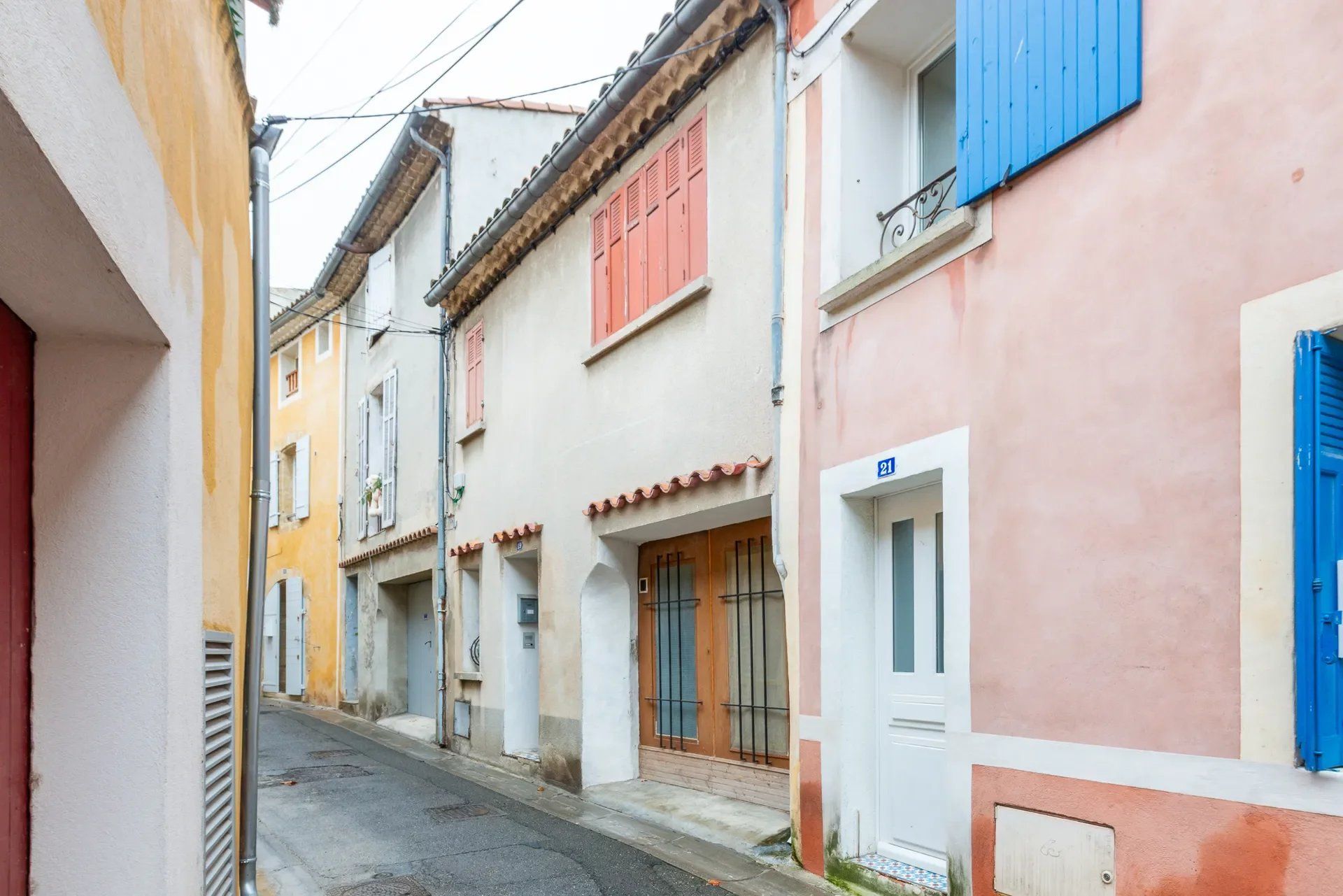 Maison de village à rénover avec un garage de 80m2 et terrasse à Lambesc