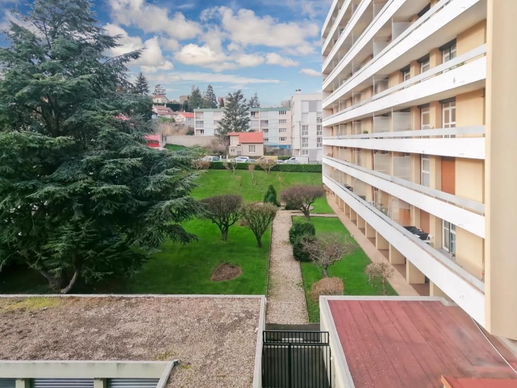 Appartement traversant 3 pièces de 75 m2 avec balcons dans une petite copropriété à Saint-Etienne