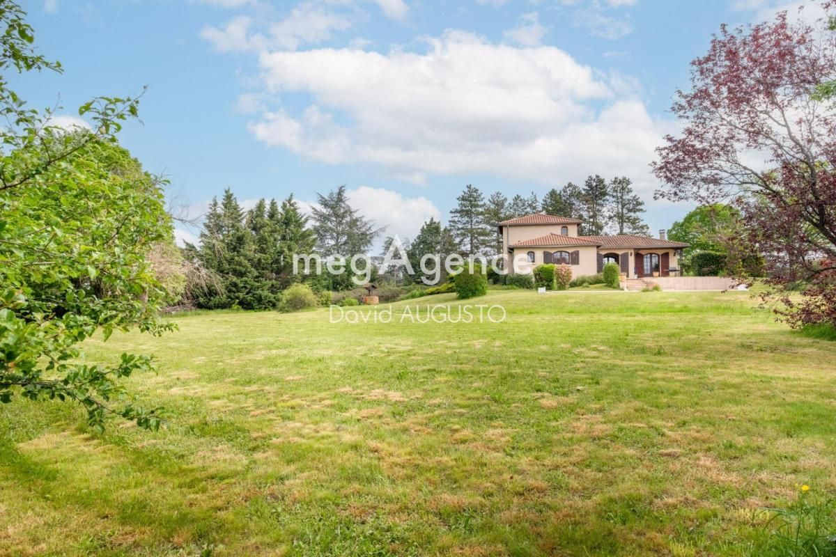 Maison sur sous-sol complet, beau terrain et vue dégagée