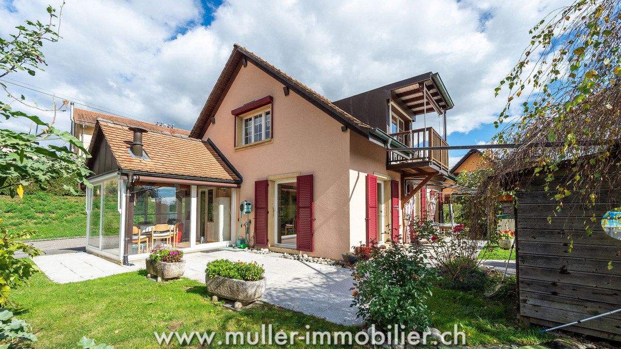 Villa with independent studio in Penthalaz