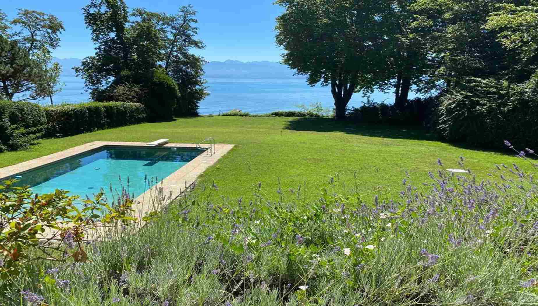 Splendid waterfront property in Dully, Vaud