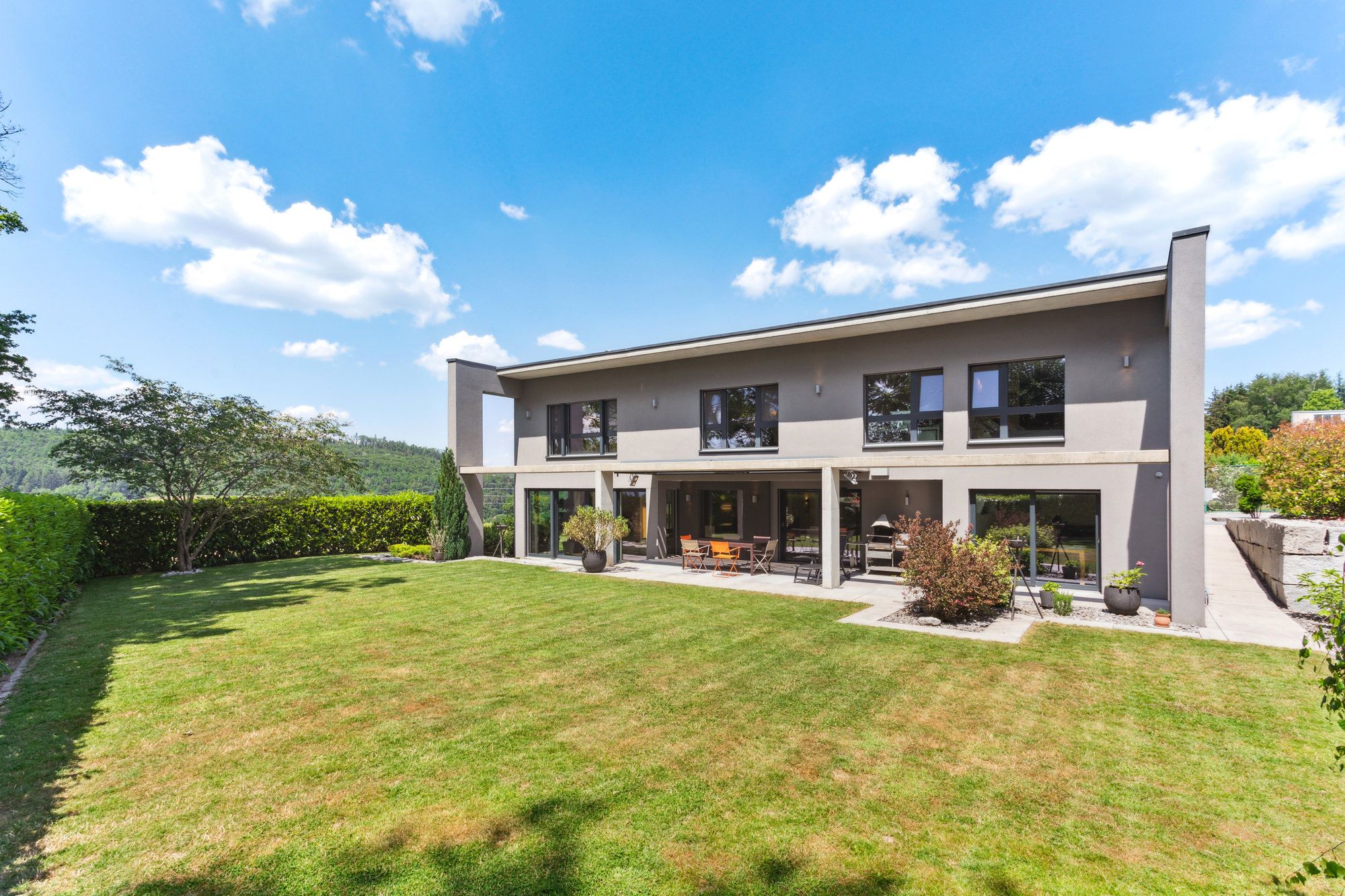 Villa contemporaine de haut standing en bordure de zone agricole