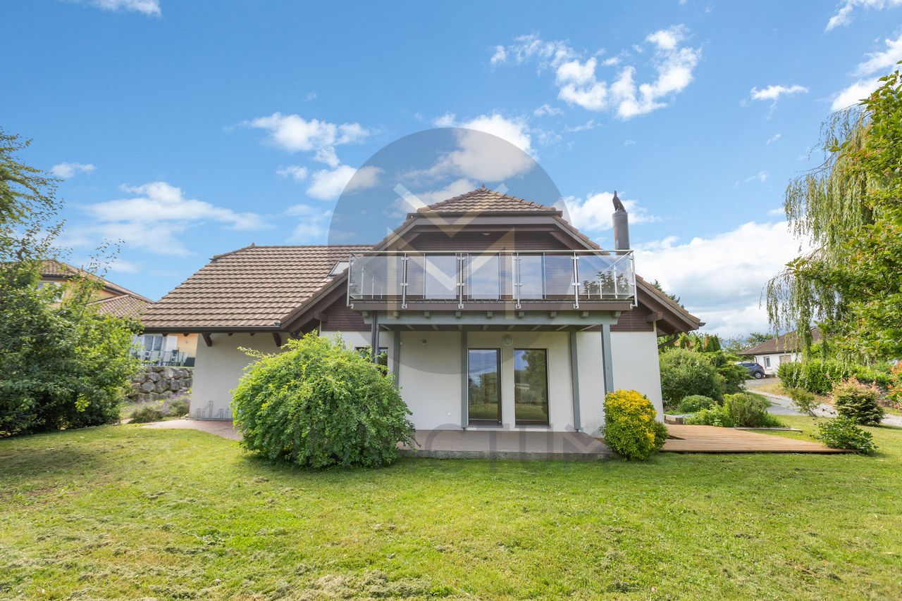 Herrliche Villa mit Kamin und Seeblick.