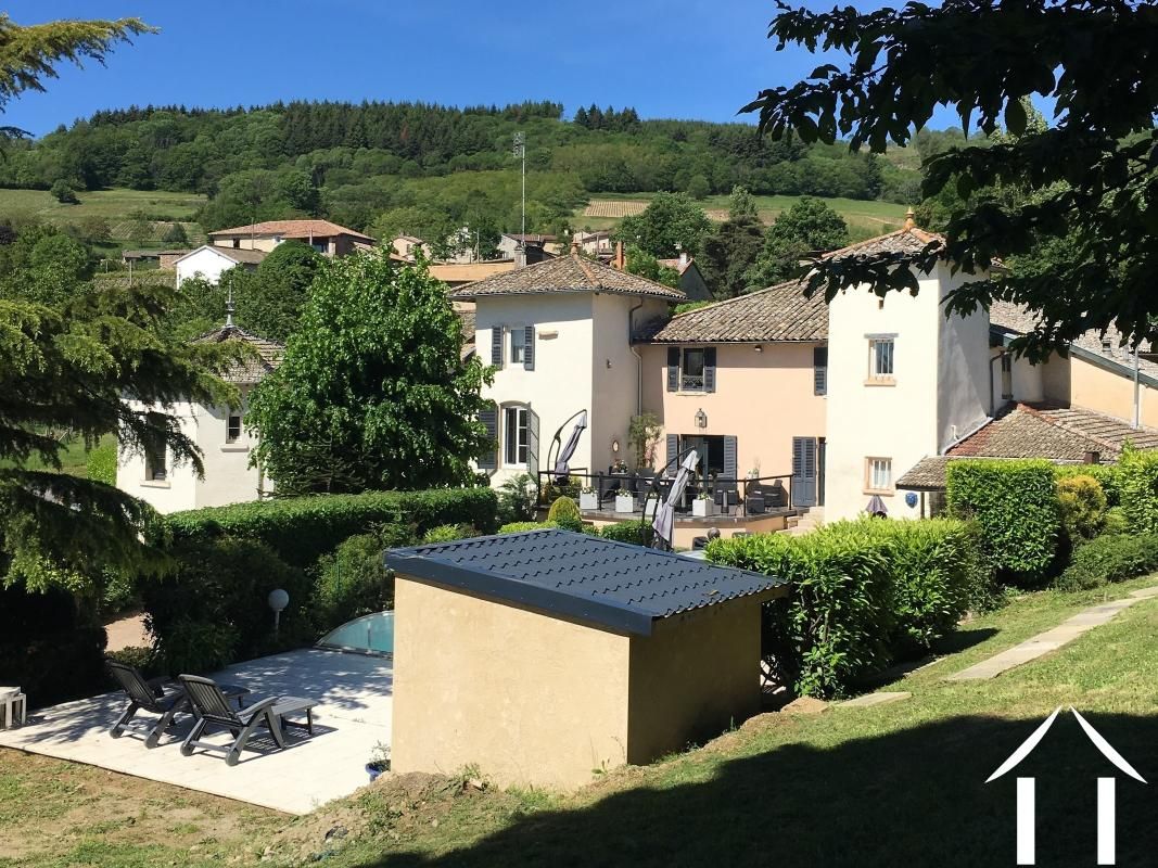 Castel du XIIIème siècle avec ses vignes, bois et prés