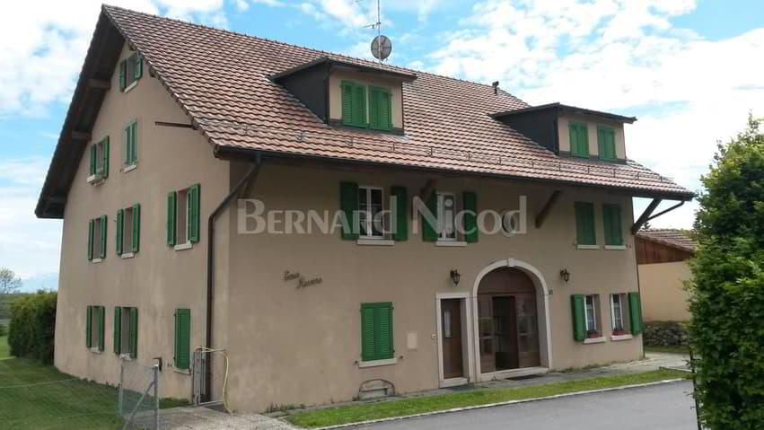 Large apartment in the countryside with terrace and garden