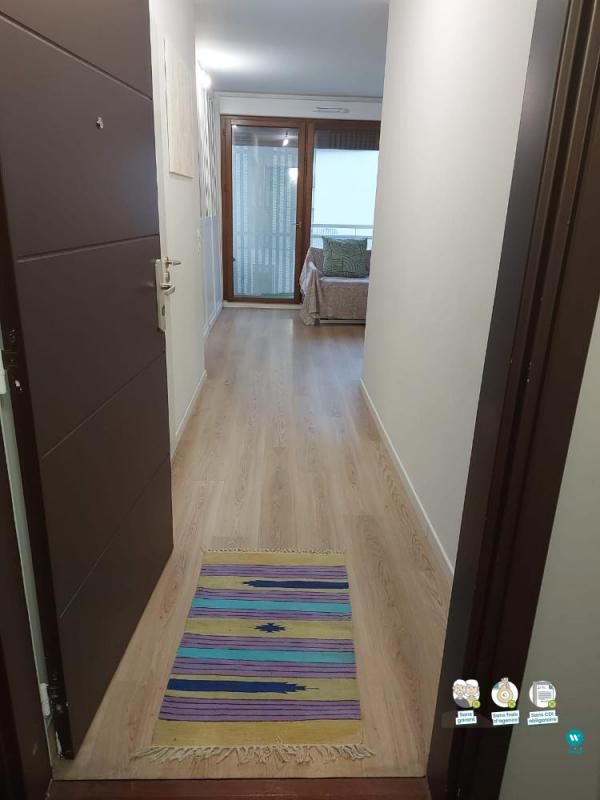 Appartement très grand studio avec balcon, à louer à Mont