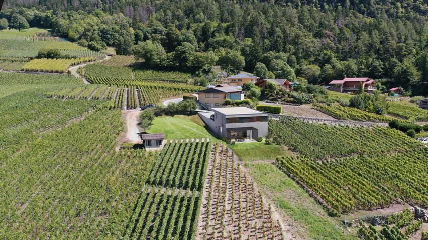 Villa completed in Savièse on the edge of an agricultural zone