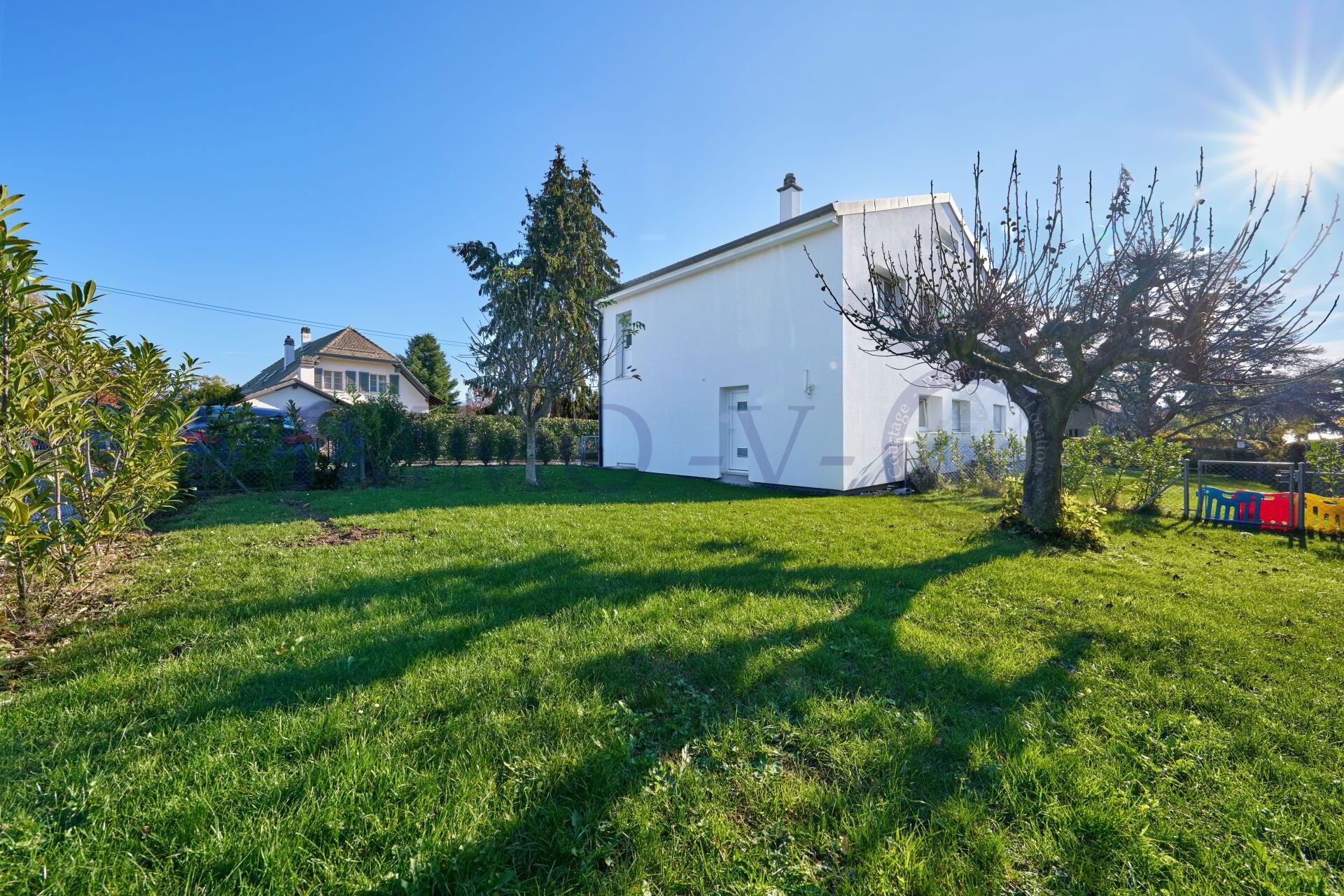 DE STANDING AVEC TERRASSE ET JARDIN A 100M DU LAC