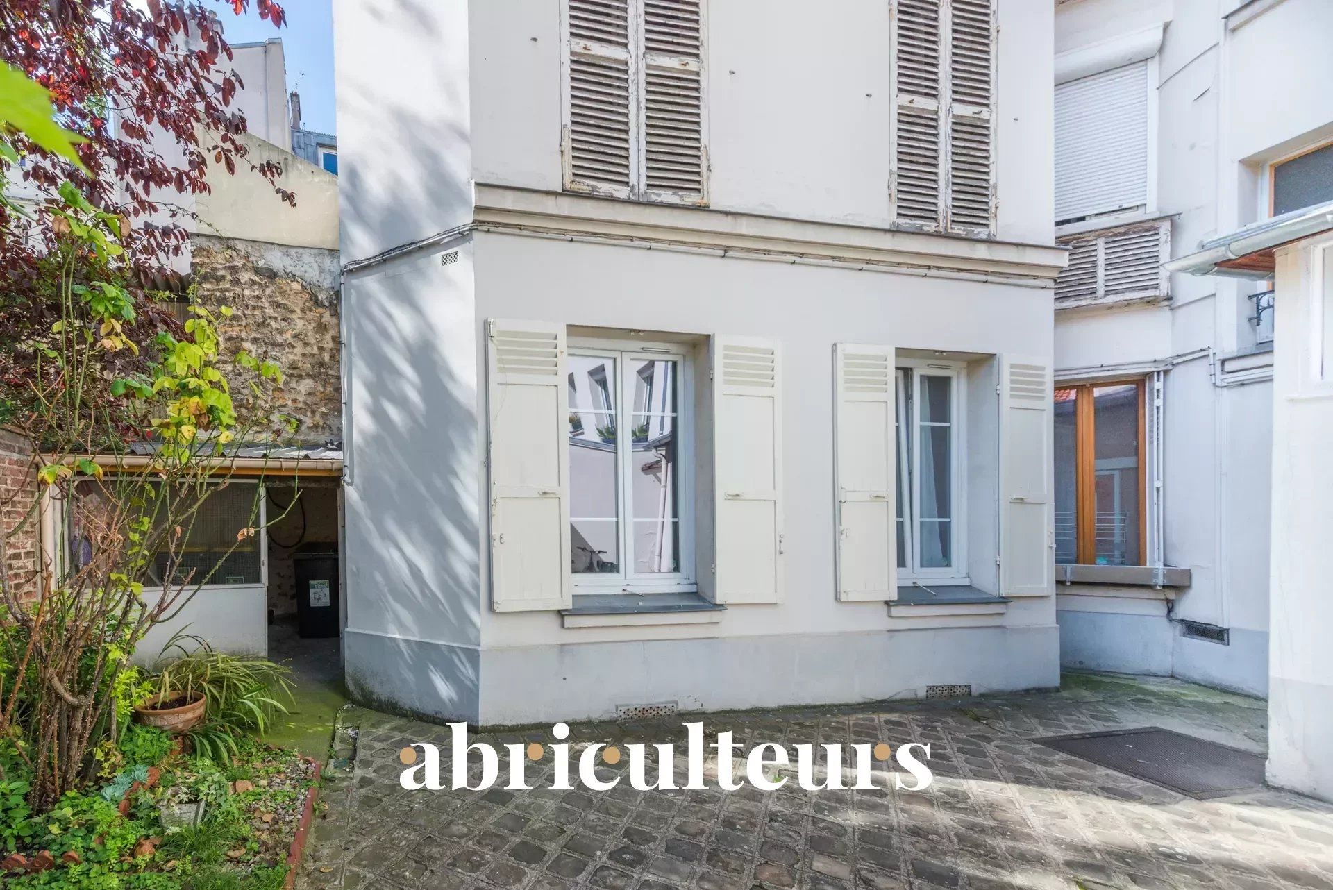 Appartement de 3 pièces de 60m2 avec jardin privatif de 87m2, dépendance et cave en vente à Saint-Denis