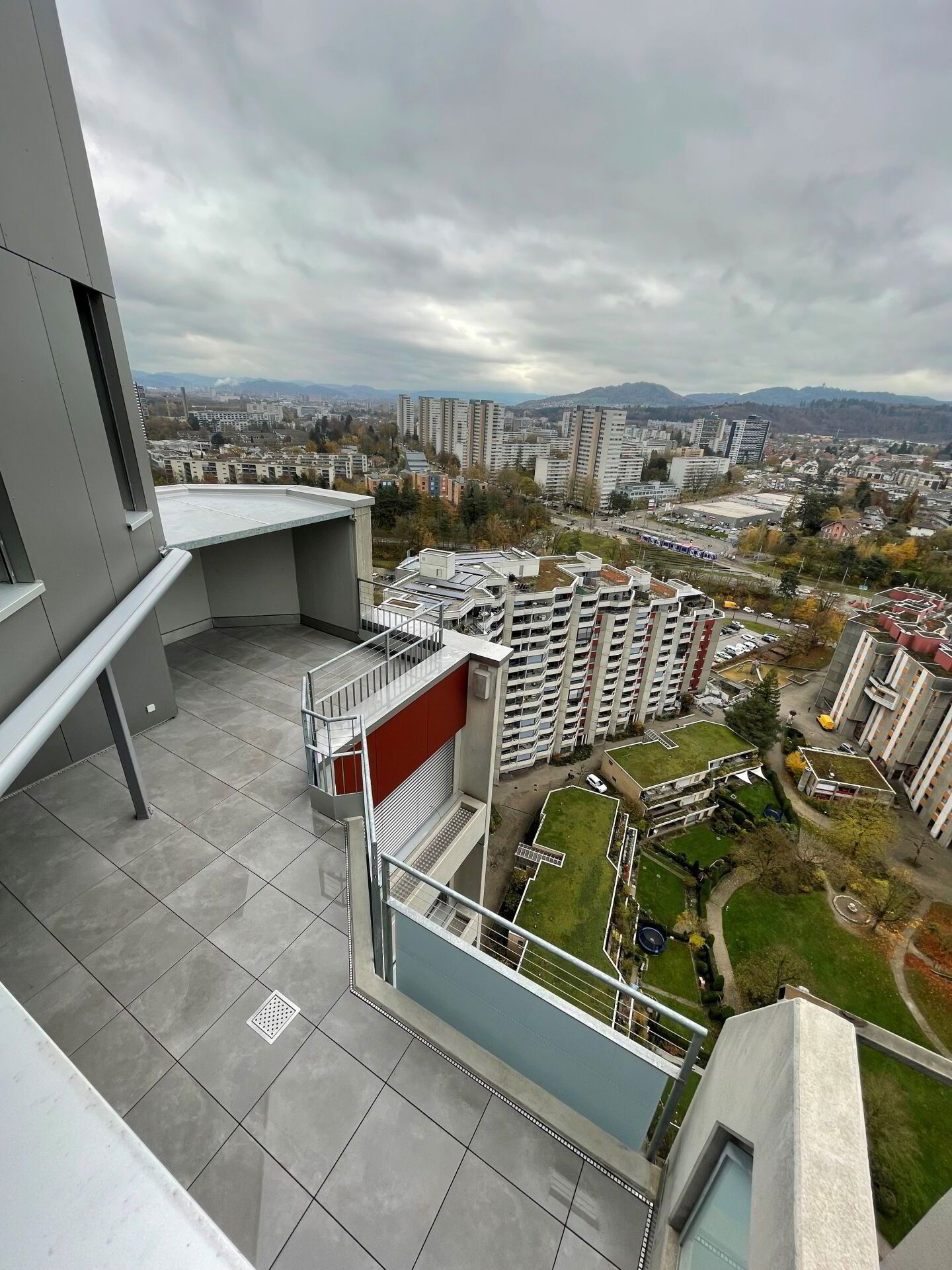 Herrliche Alpenweitsicht von der Dachterrasse im 23. OG