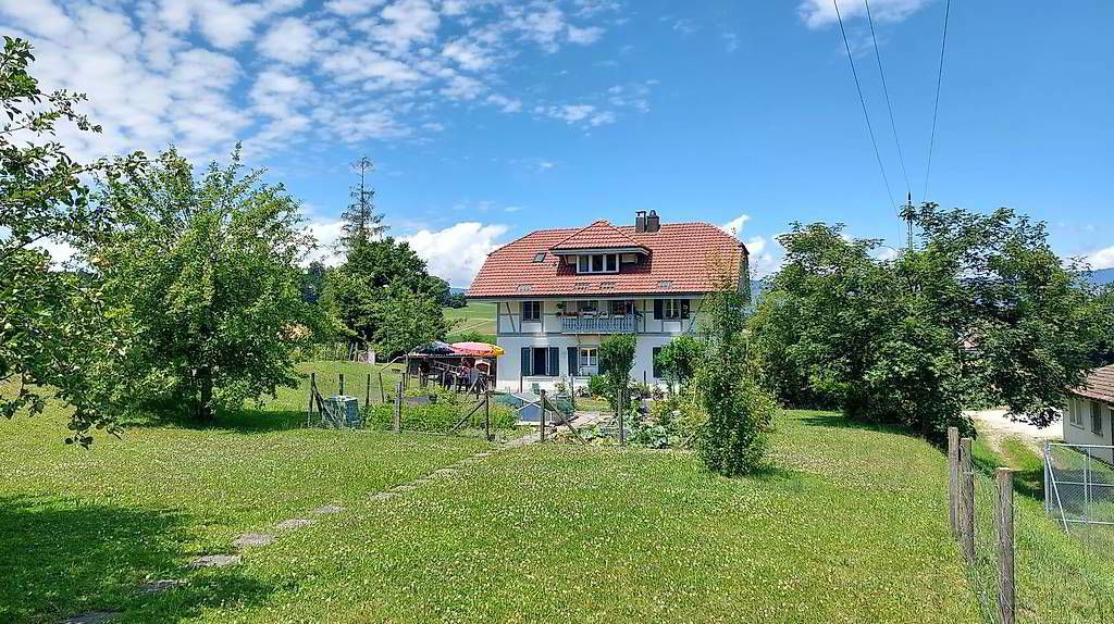 Heimelige 4-Zimmer-Wohnung mit viel Garten in ruhiger Gegend