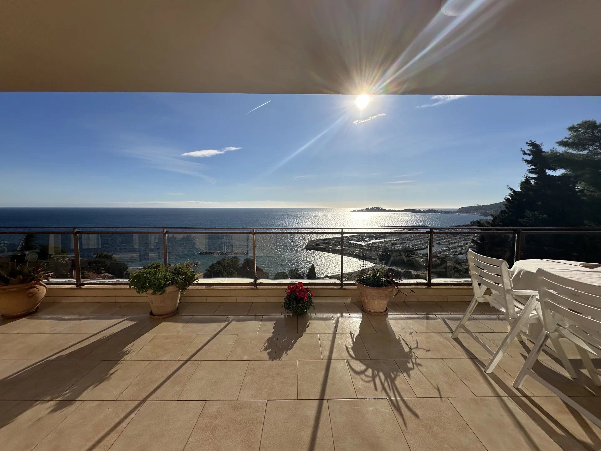 Superbe quatre pièces en dernier étage avec vaste terrasse, splendide vue mer panoramique et deux garages