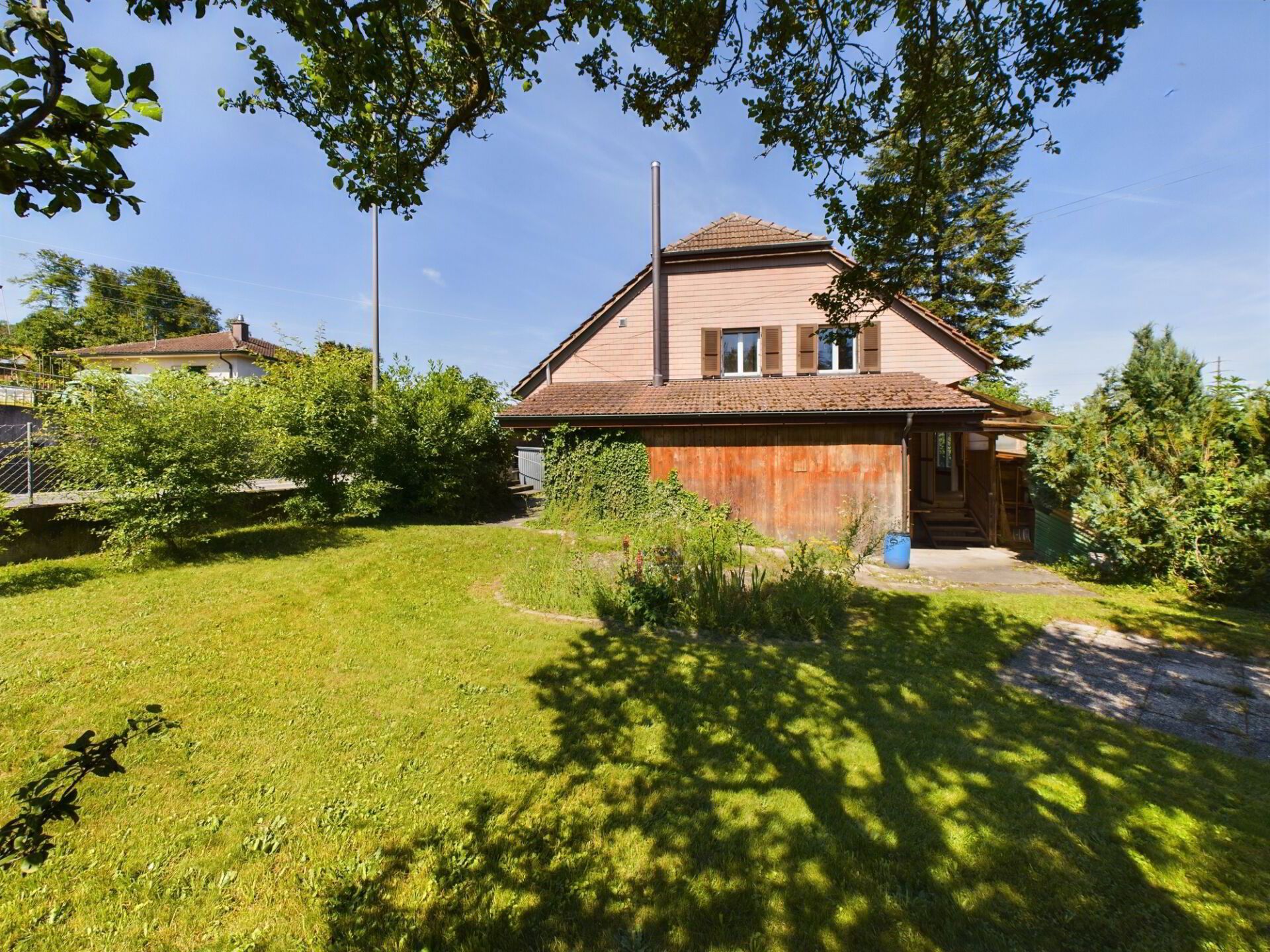 Einfamilienhaus mit Einliegerwohnung in ruhiger Lage mit grossem Potenzial