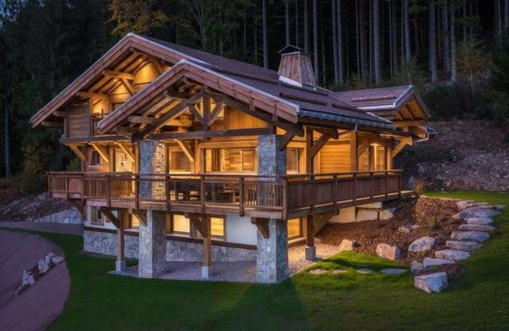 Luxueux chalet muni de domotique, spa, dressings et grand garage au sous-sol avec plus de 560 m2 habitables