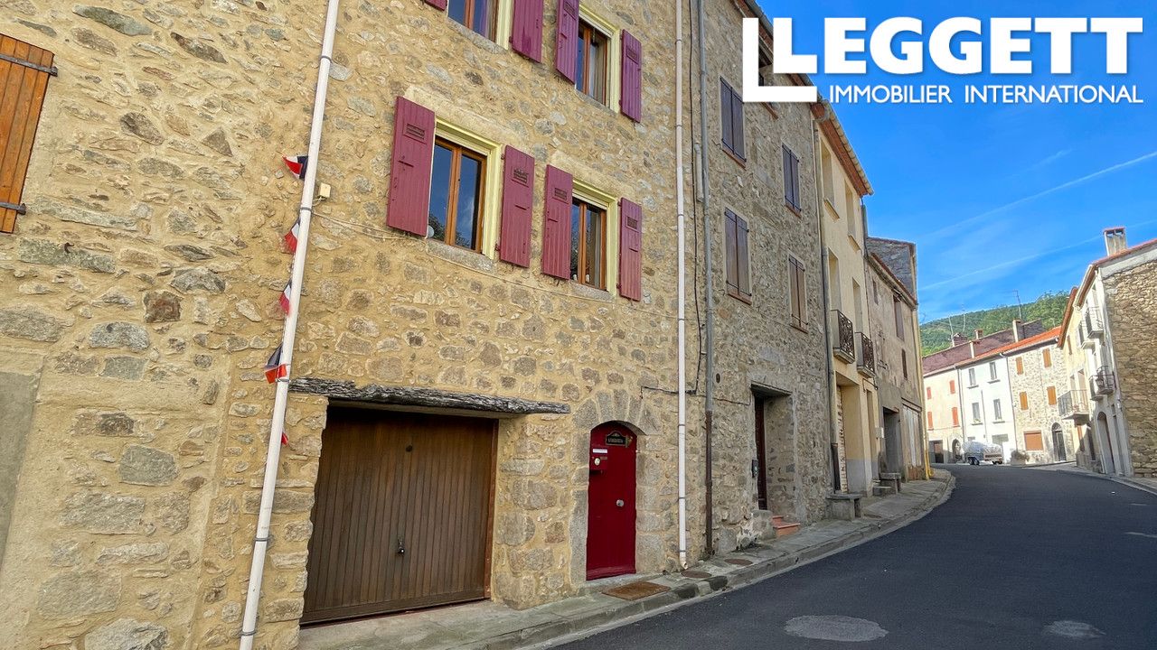 Maison de village traditionnelle en pierre sur 4 étages avec garage dans un village historique ensoleillé