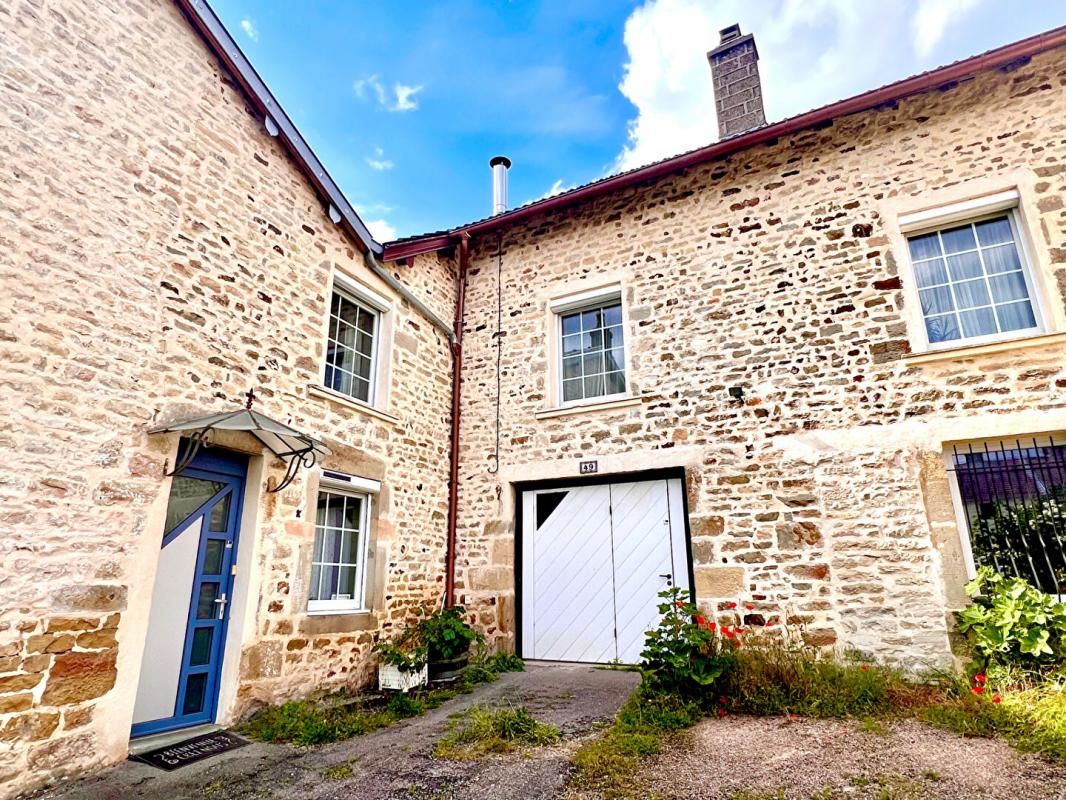 Grande maison familiale rénovée facade en pierre