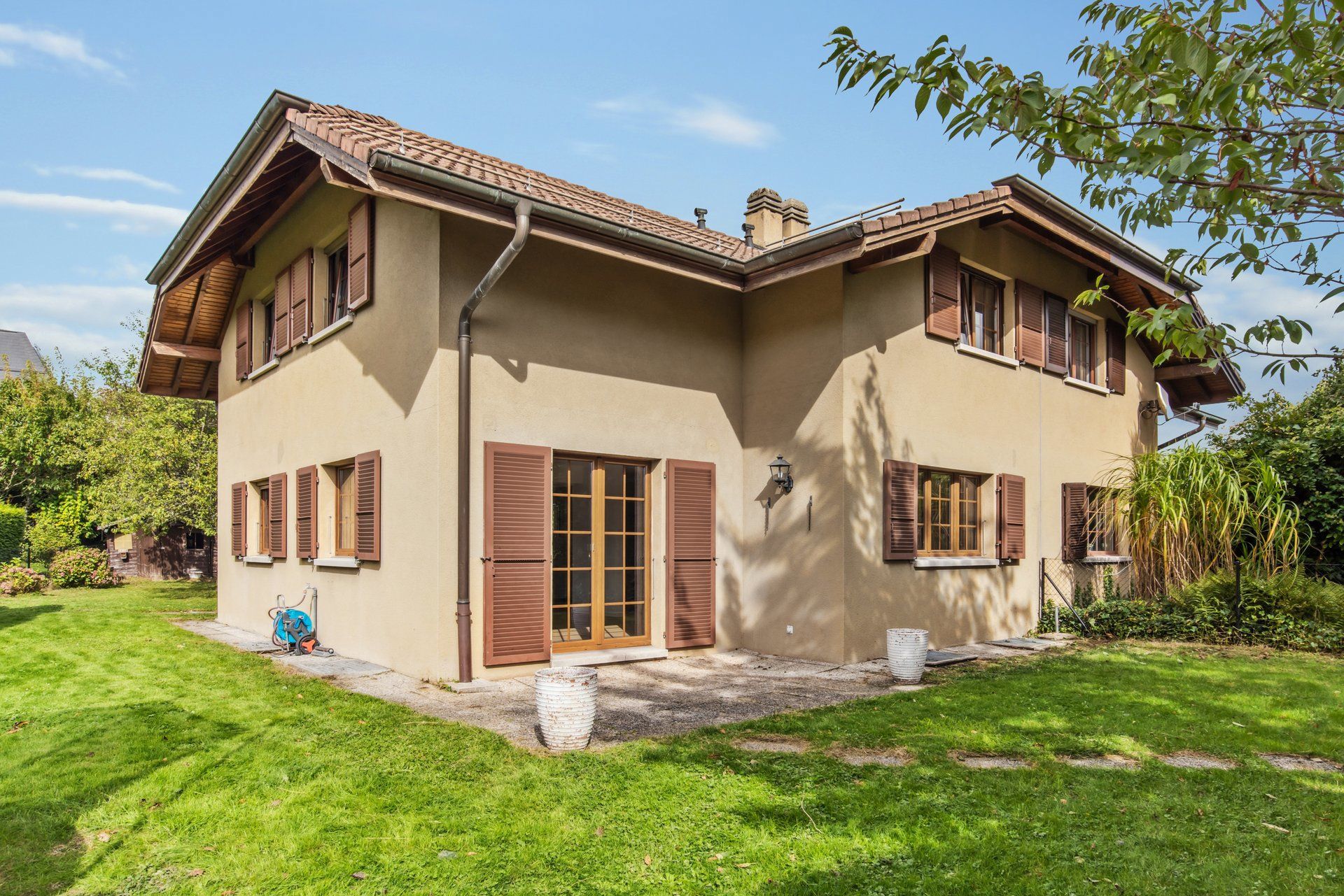 Charmante maison mitoyenne idéale pour une famille.